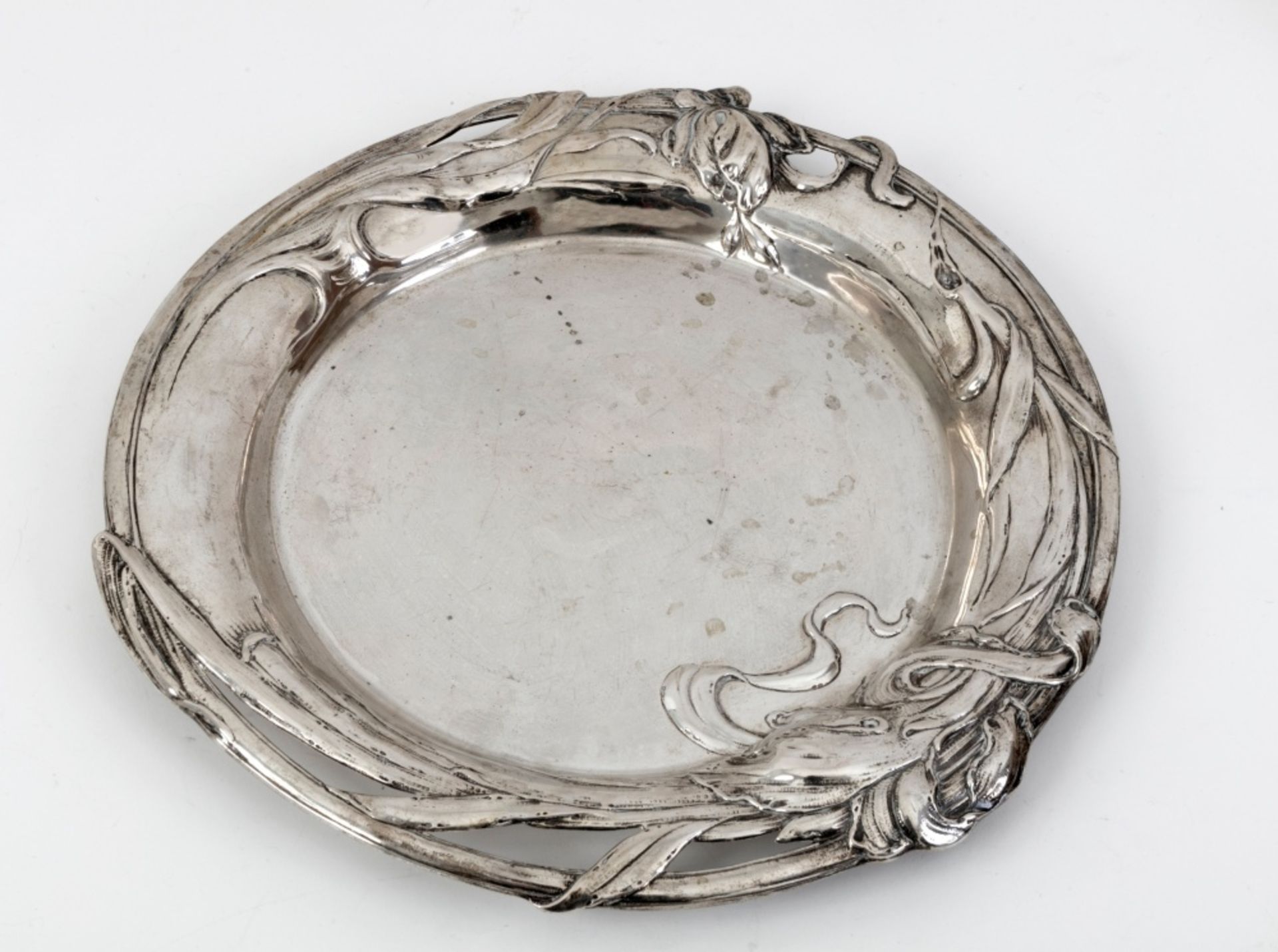 SingerArt Nouveau platter - French 1st standard silver with floral décor. Ca. 1900 Austrian work.