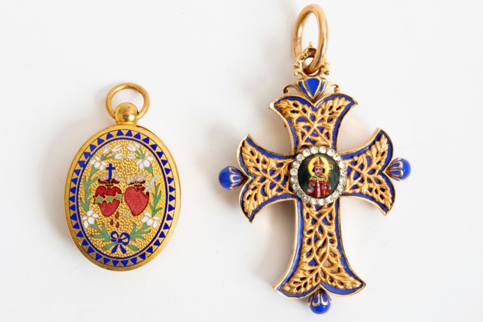 Lot of two religious pendants - Composed of an 18 ct yellow gold pendant with blue enamel (some