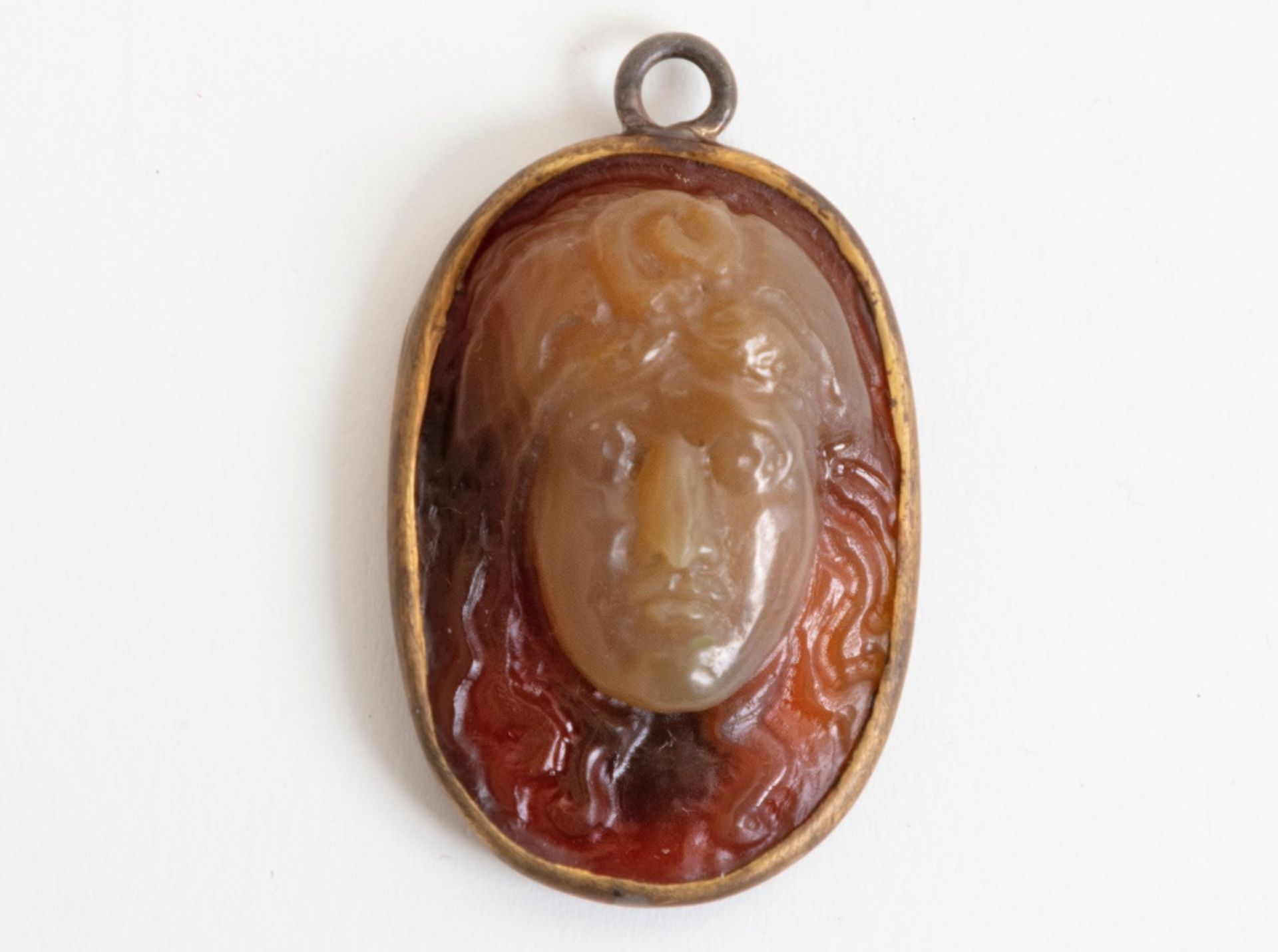 Sardius cameo pendant - Depicting Medusa's head. Metal frame. Cameo probably 17th century. Dim: 3.