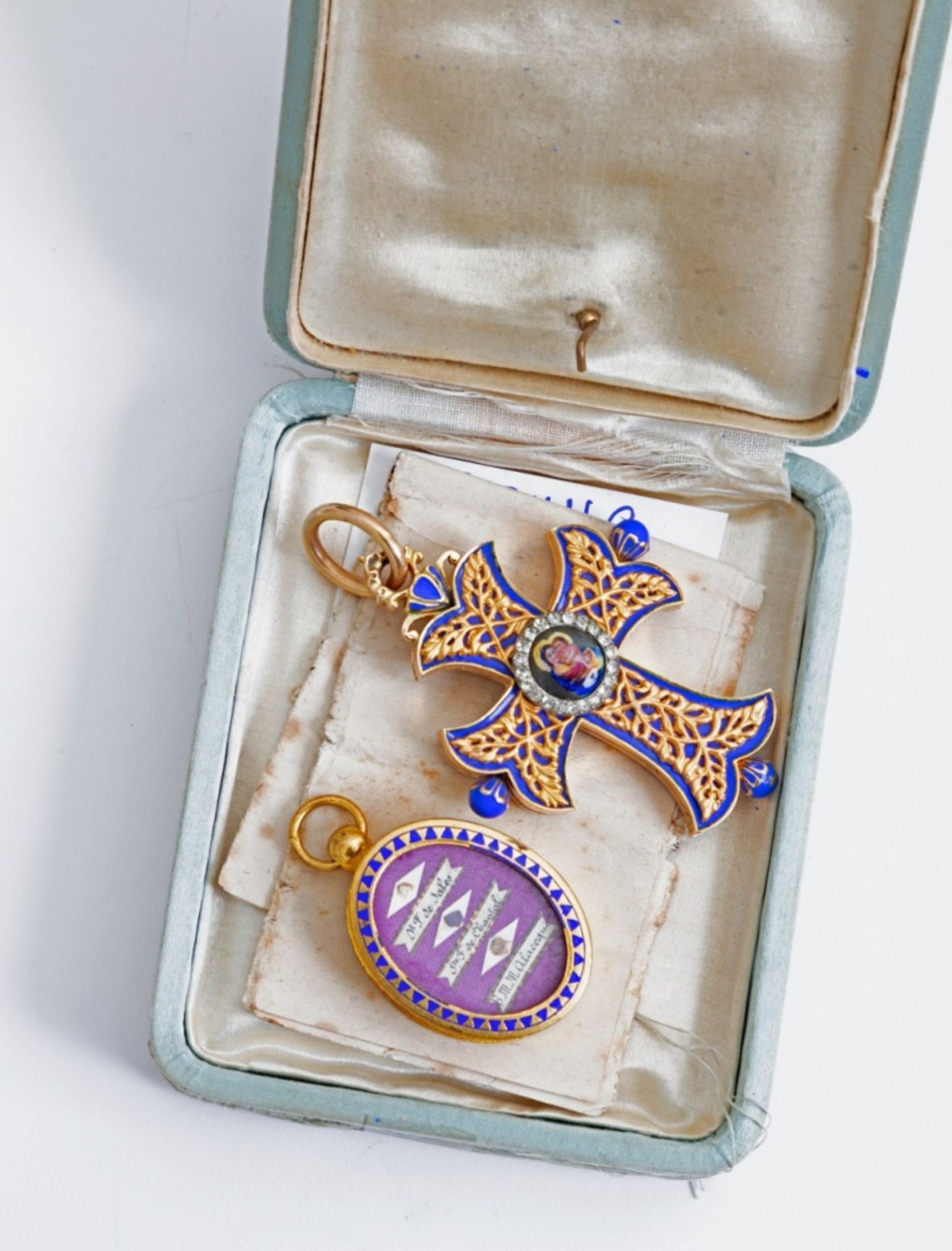 Lot of two religious pendants - Composed of an 18 ct yellow gold pendant with blue enamel (some - Image 3 of 4