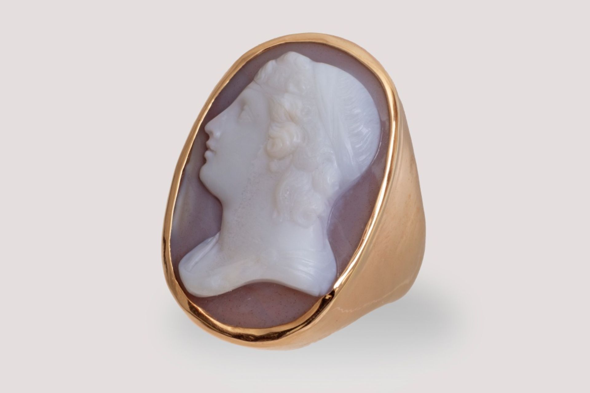 Neoclassical agate cameo men's ring - 18 ct yellow gold, set with an oval neoclassical cameo on