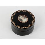 Round shell box - Shell, set with rose and yellow gold and silver floral patterns, and adorned