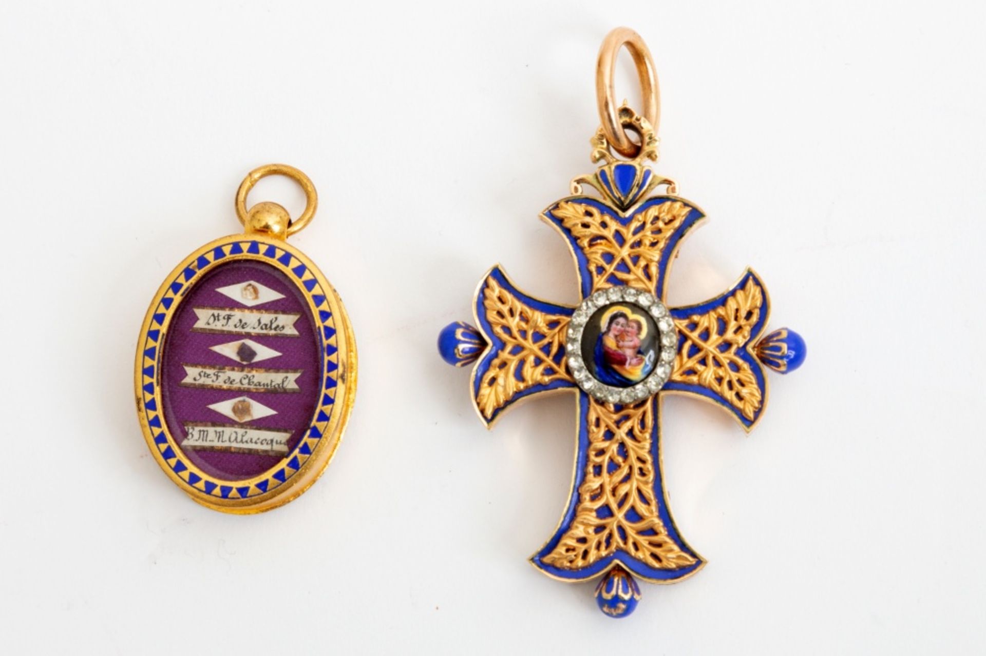 Lot of two religious pendants - Composed of an 18 ct yellow gold pendant with blue enamel (some - Image 2 of 4