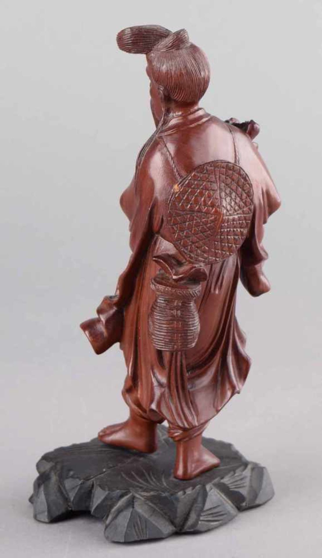 Asiatische Figur Holz, geschnitzt und rotbraun gefasst, bärtiger Fischer im traditionellen langen - Image 3 of 3