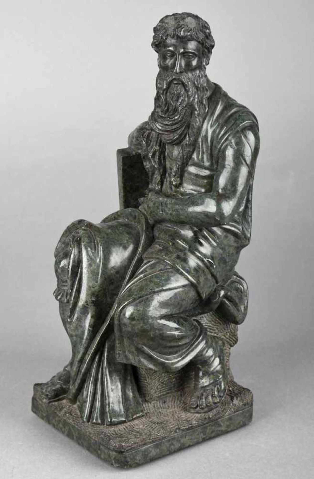 Moses nach Michelangelo Serpentin in dunkelgrüner Farbgebung, geschnitten und poliert, - Bild 3 aus 3