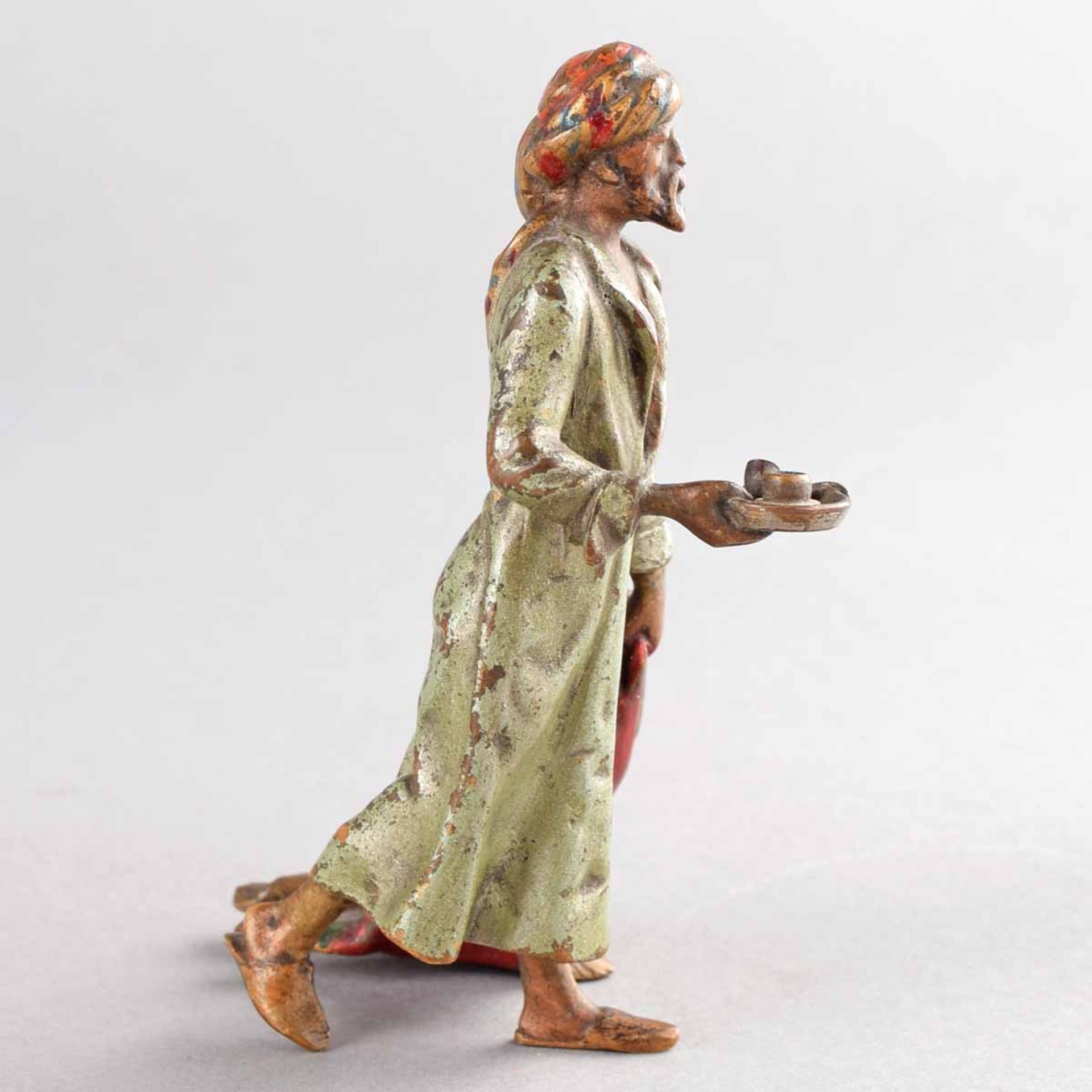 Wiener Bronze schreitender Araber mit Pfeife auf Tablett sowie mit der linken Hand einen Teppich - Bild 3 aus 4