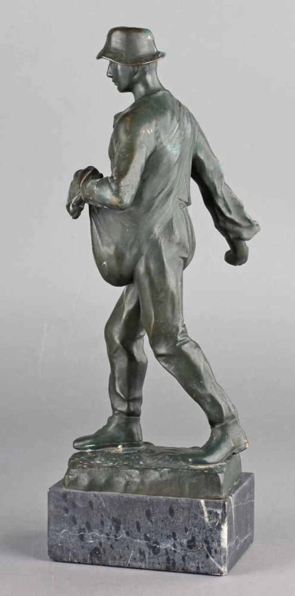 Beck, Ernst (1879 Alt-Lengbach - 1941 Wien) Bronze, in Grün patiniert, "Der Sämann", Landarbeiter - Bild 3 aus 4