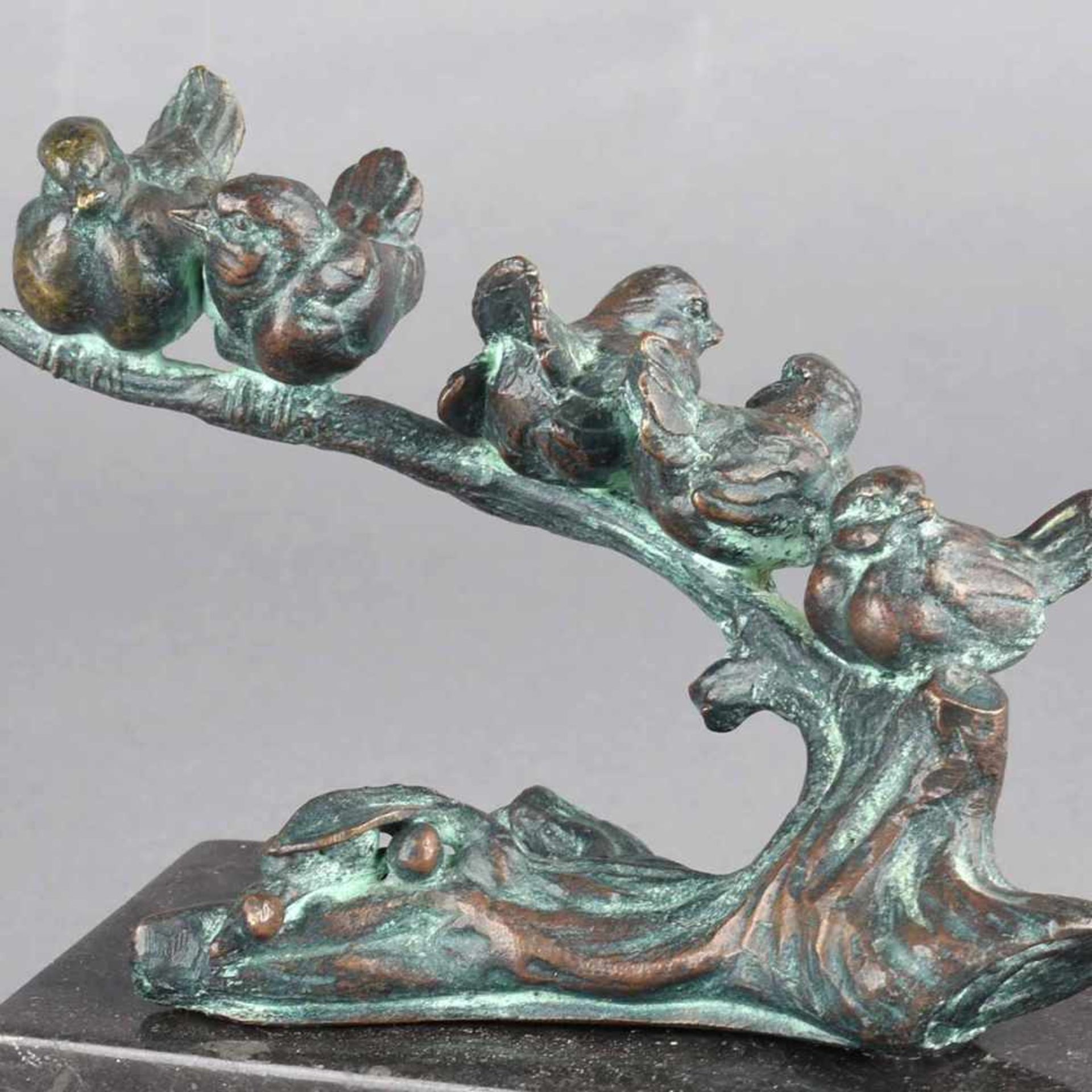 Vogelgruppe Bronze, rotbraun und grünlich patiniert, 5 Spatzen auf einem Ast sitzend, schwarzer