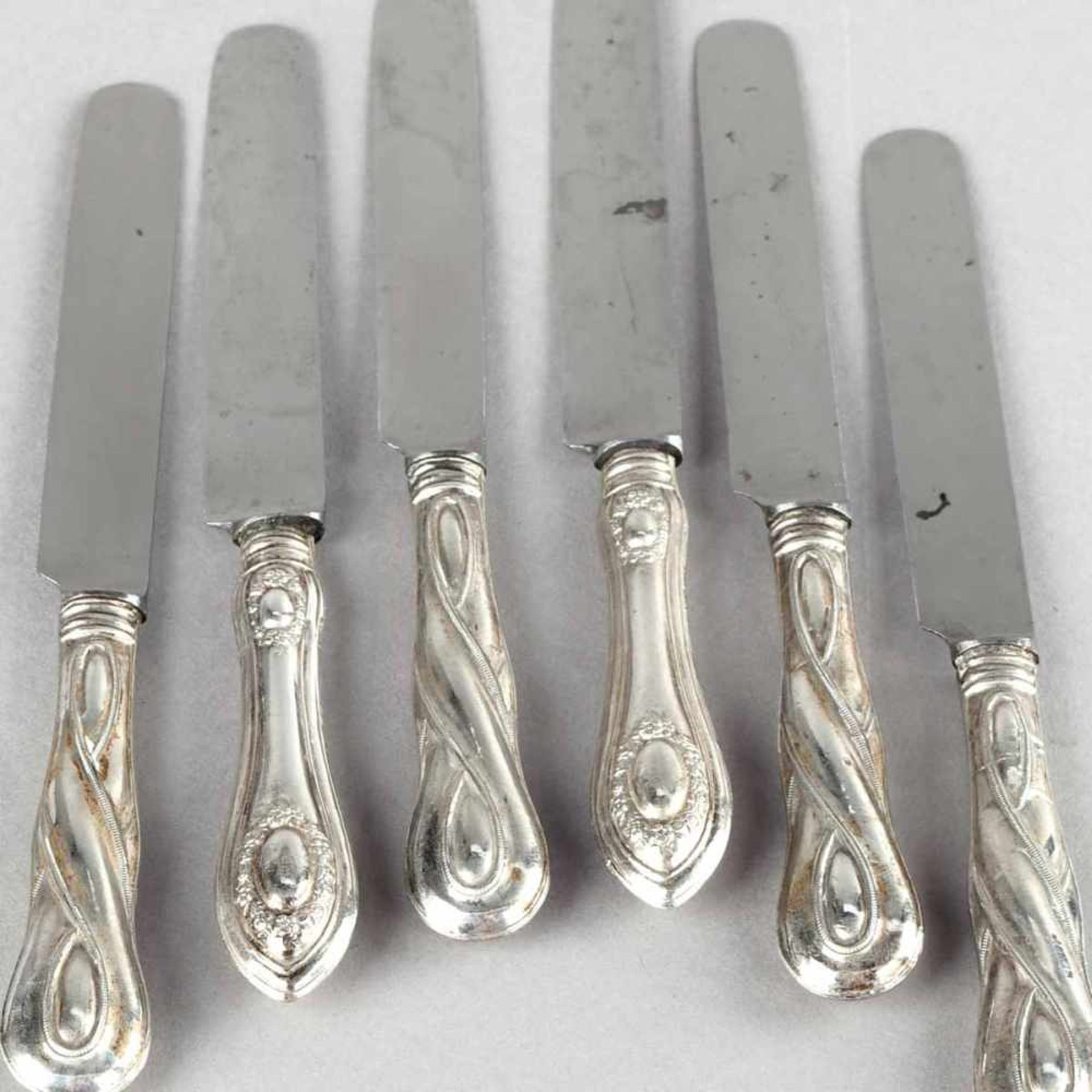 Zwei Sätze Vorspeisenmesser Silber geprüft, ungemarkt, je 6 Messer mit bauchigen Griffen und