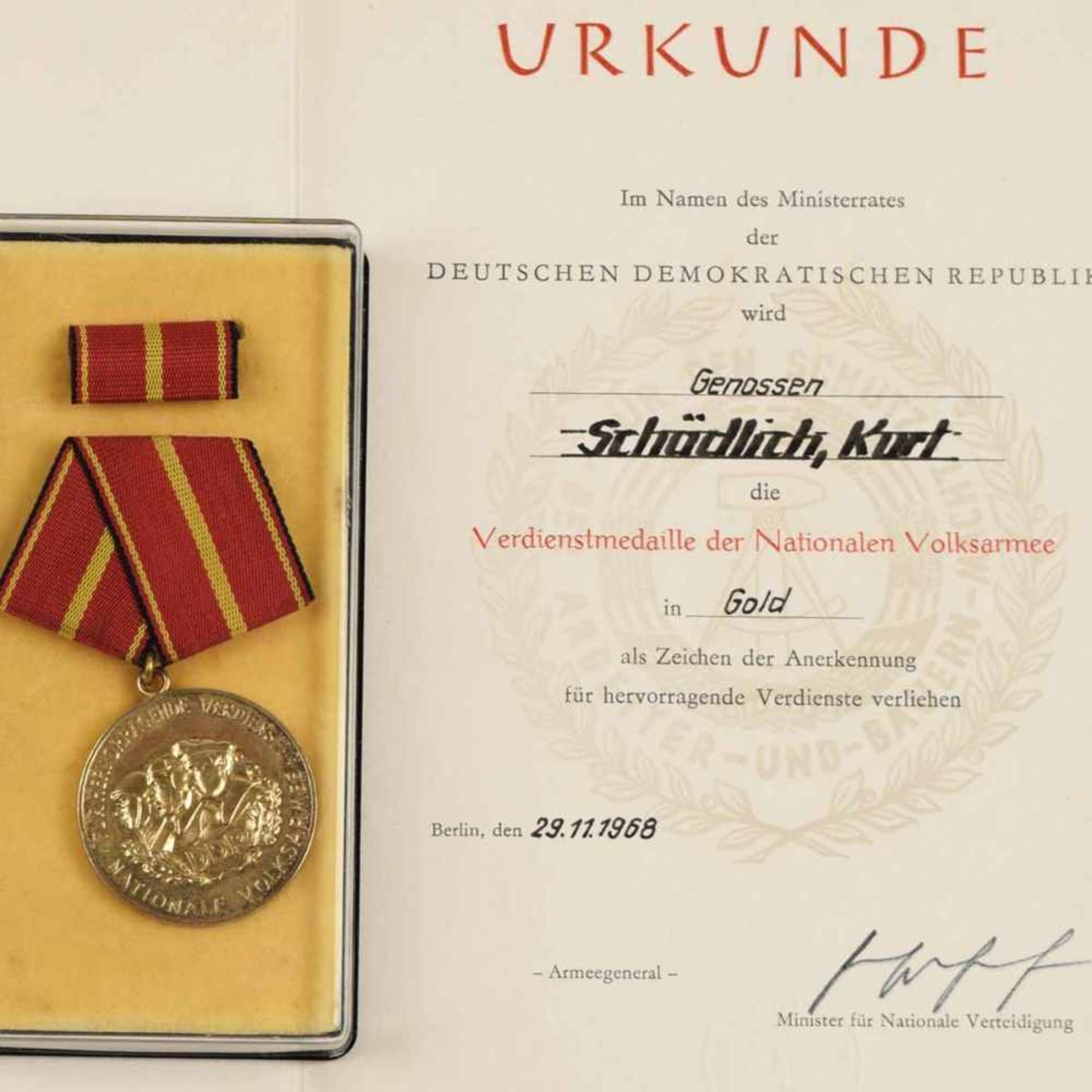 Verdienstmedaille der NVA DDR Stufe Gold, Silber 900 punziert, im Etui mit kleiner Bandspange, orig.
