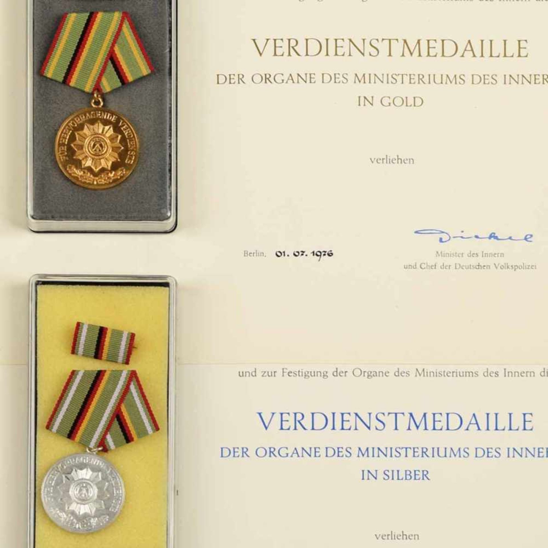 Paar Verdienstmedaillen der Organe des Ministeriums des Innern DDR Stufen Gold und Silber, jeweils