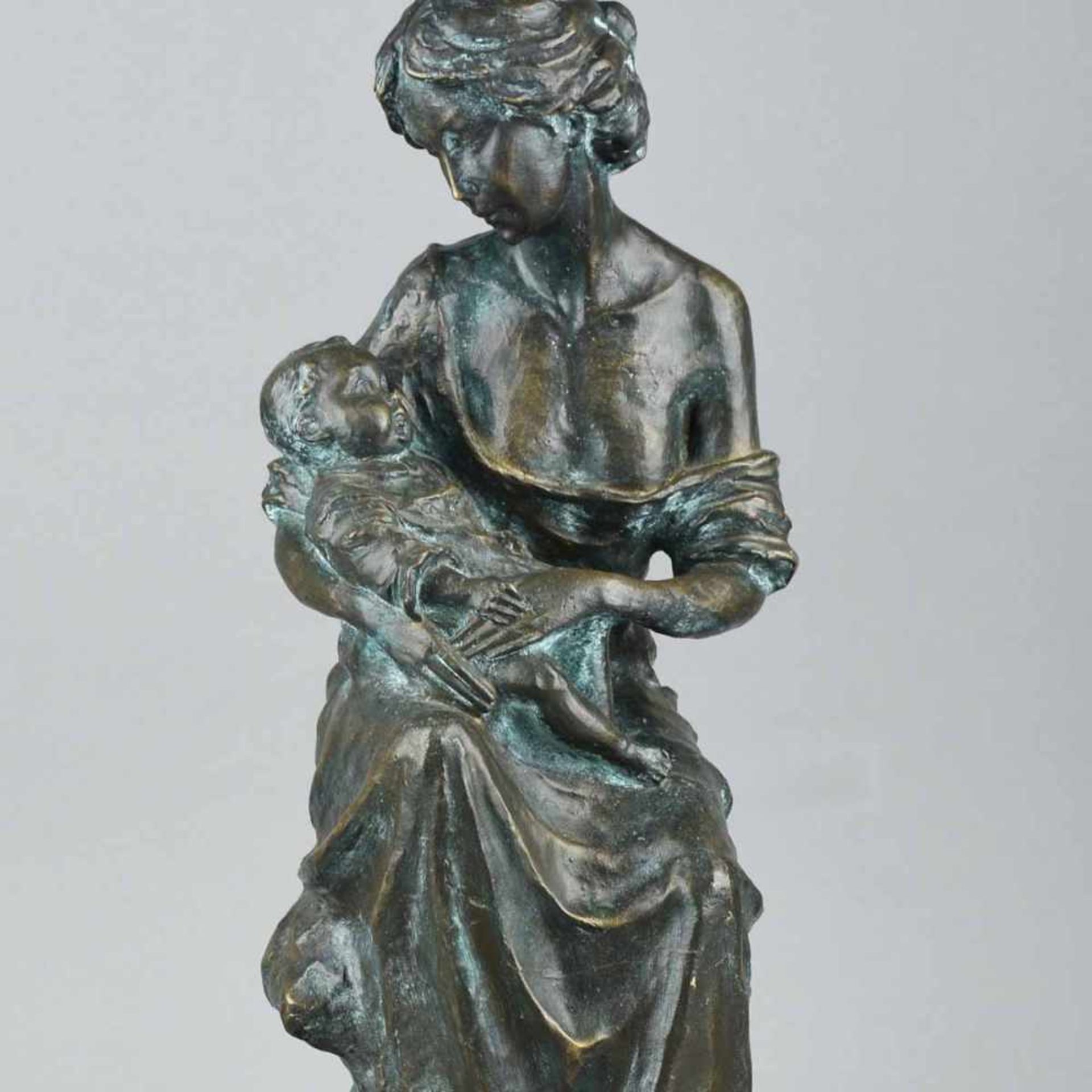 Mutter mit Kind Bronze, dunkelbraun und grün patiniert, Sitzfigur einer jungen Dame im langen Kleid,