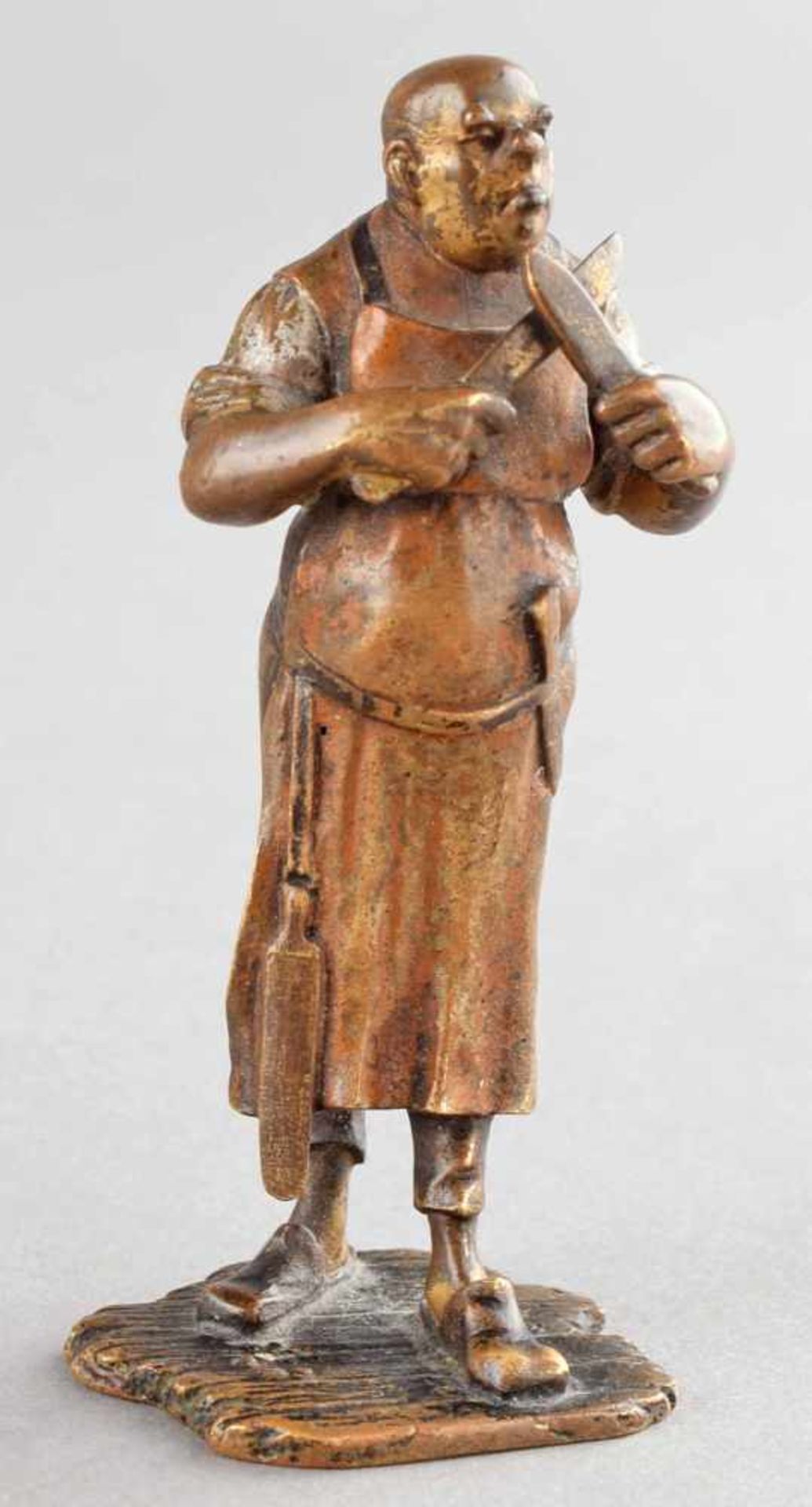 Wiener Bronze Standfigur eines Fleischers mit langer Schürze zwei Messer schärfend, mehrfarbige - Bild 2 aus 4