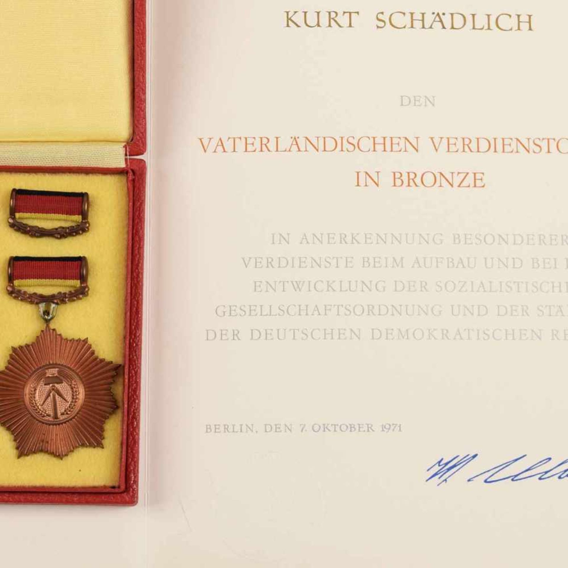 Vaterländischer Verdienstorden DDR Stufe Bronze, im Verleihungsetui mit kleiner Bandspange,