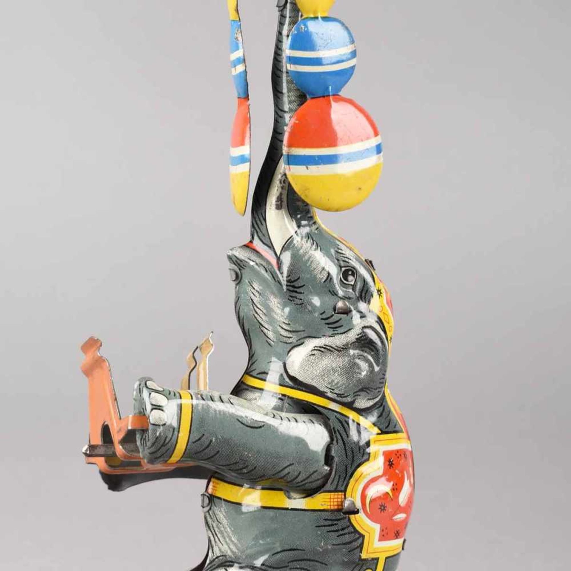 Elefantenfigur Blech, farbig lithografiert, Federaufzug, Elefant mit dem Rüssel jonglierend,