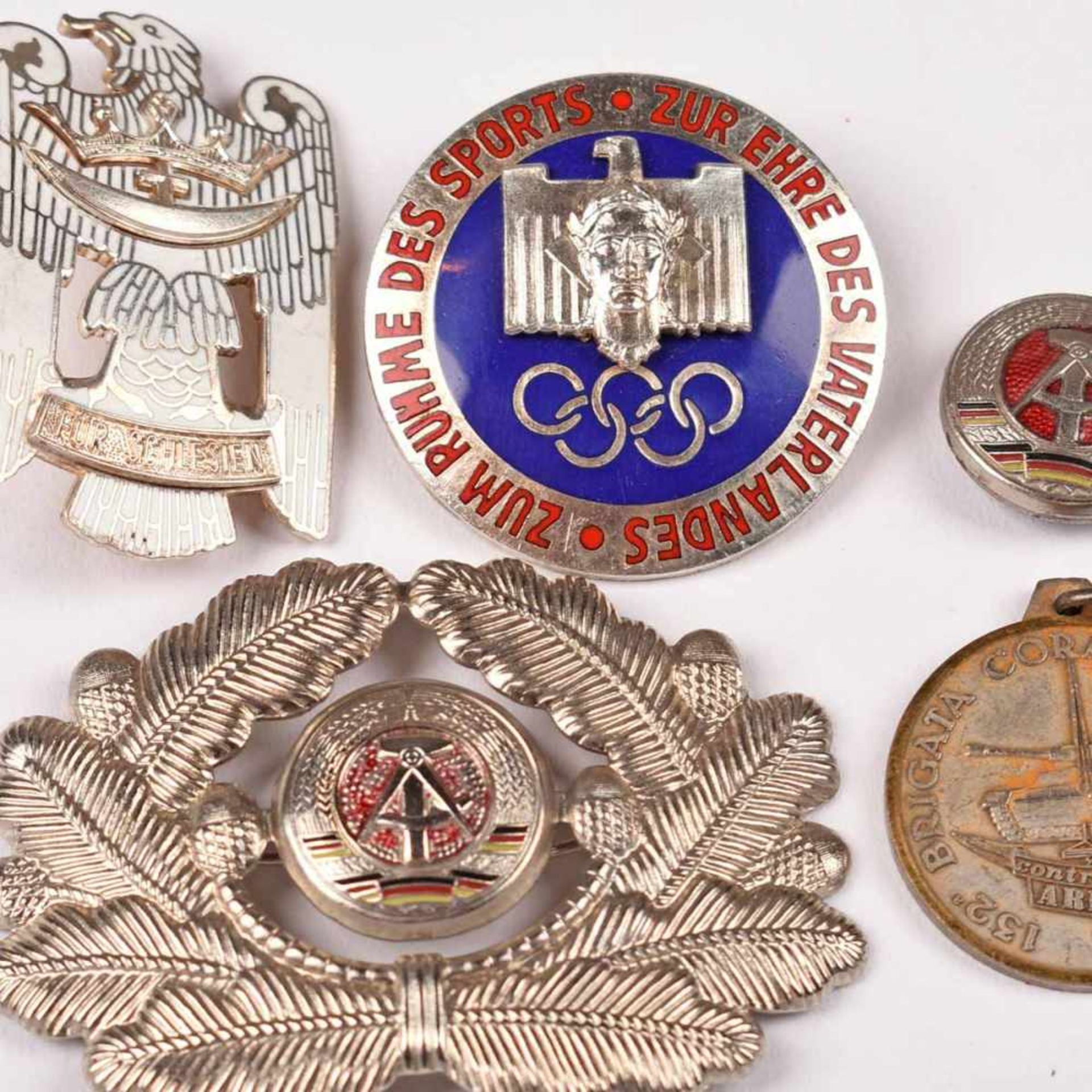 Konvolut Abzeichen und Uniformzubehör insg. 5 Teile: 1 x Abzeichen zur Olympiade 1936 "Zum Ruhme des