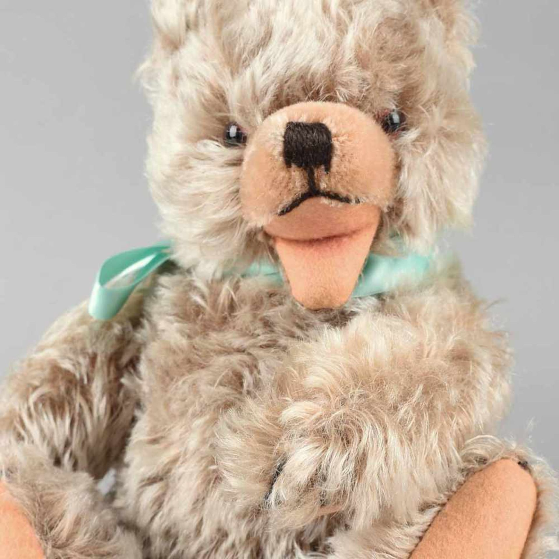 Teddybär beiges Mohairfell, Glasaugen, gestickte Schnauze und Krallen, beweglicher Kopf, Stimme,