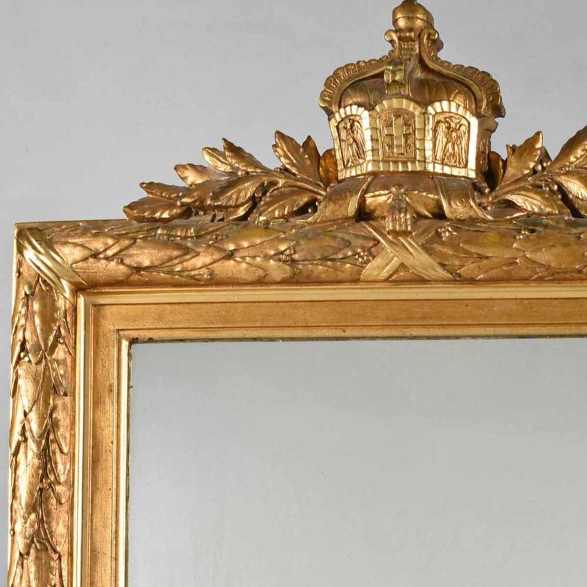 Gründerzeit-Wandspiegel opulente goldbronzierte Stuckrahmung mit Lorbeerrelief, Bekrönung in Form