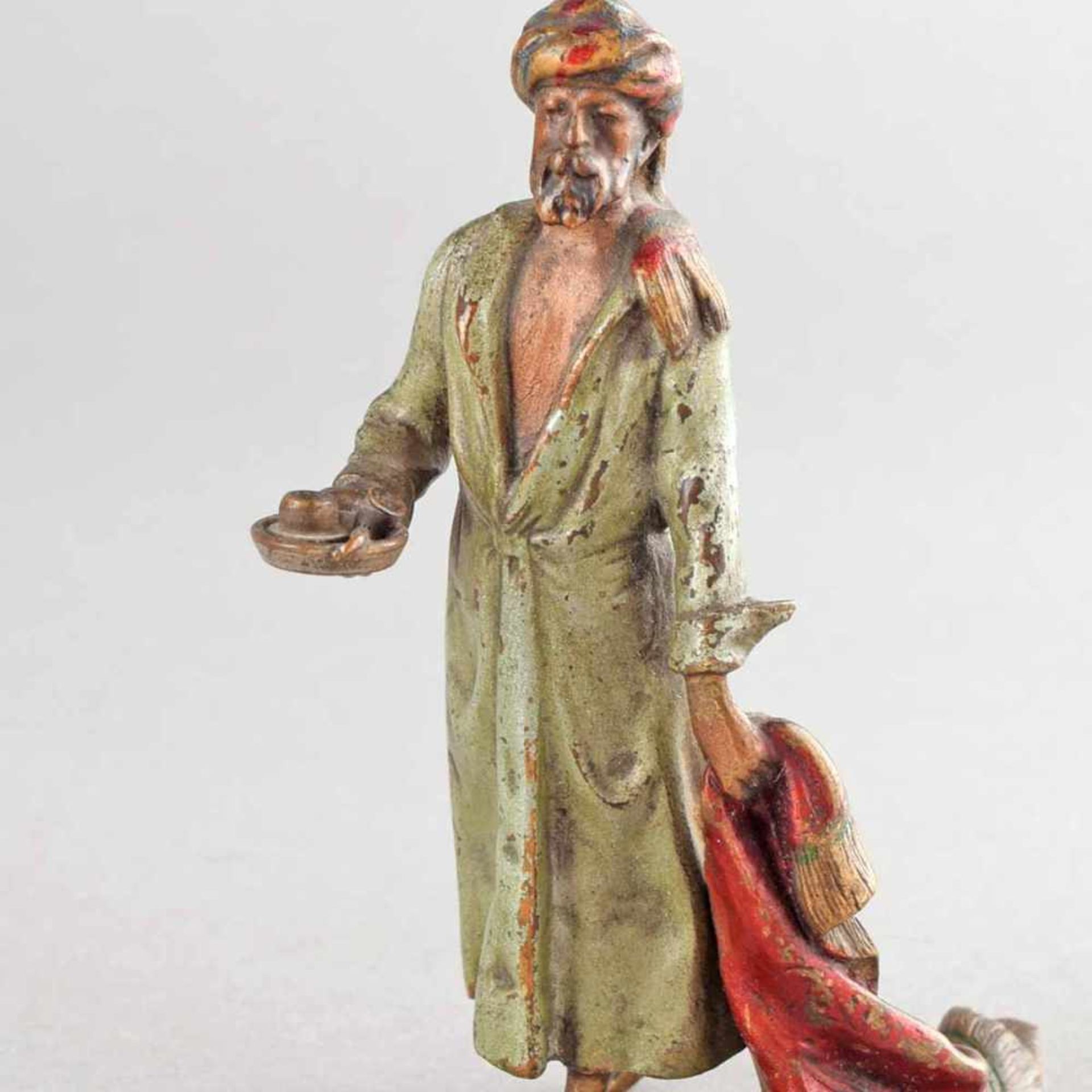 Wiener Bronze schreitender Araber mit Pfeife auf Tablett sowie mit der linken Hand einen Teppich