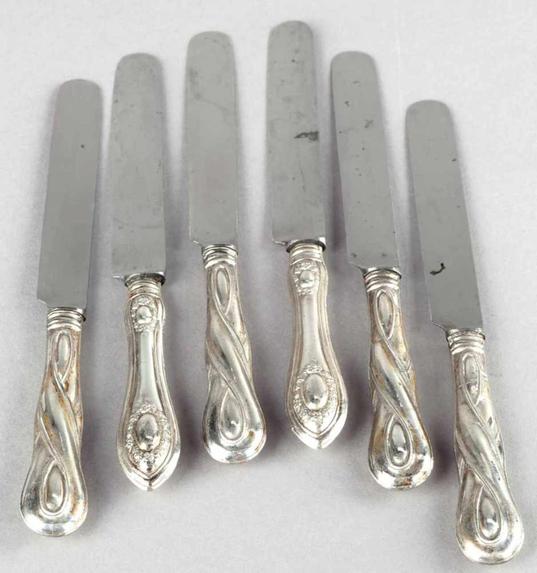 Zwei Sätze Vorspeisenmesser Silber geprüft, ungemarkt, je 6 Messer mit bauchigen Griffen und - Bild 2 aus 2