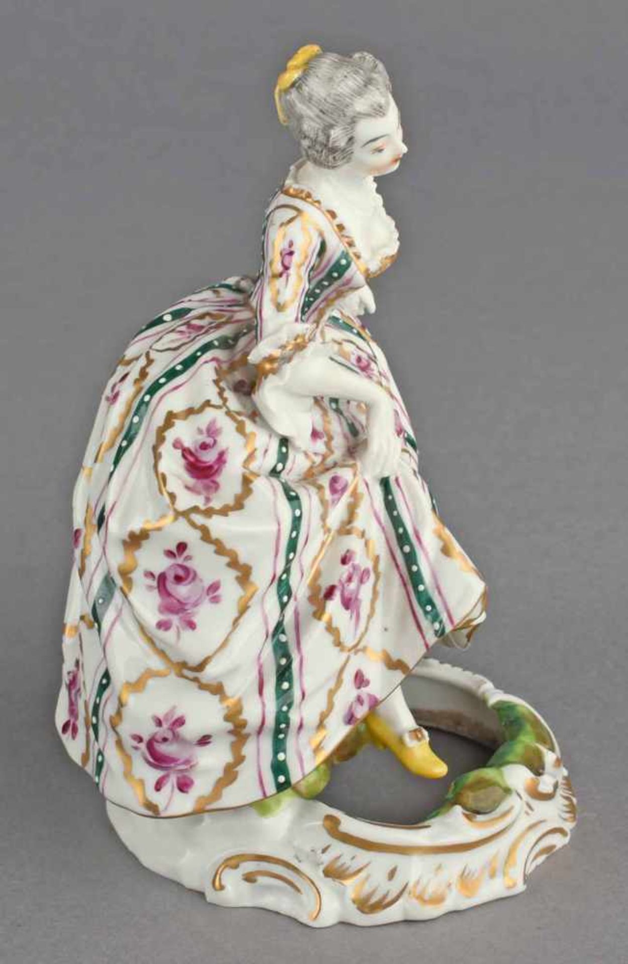 Zierfigur gemarkt, schreitende Dame im Krinolinenkleid, farbig bemalt, auf ringförmigem - Bild 4 aus 4