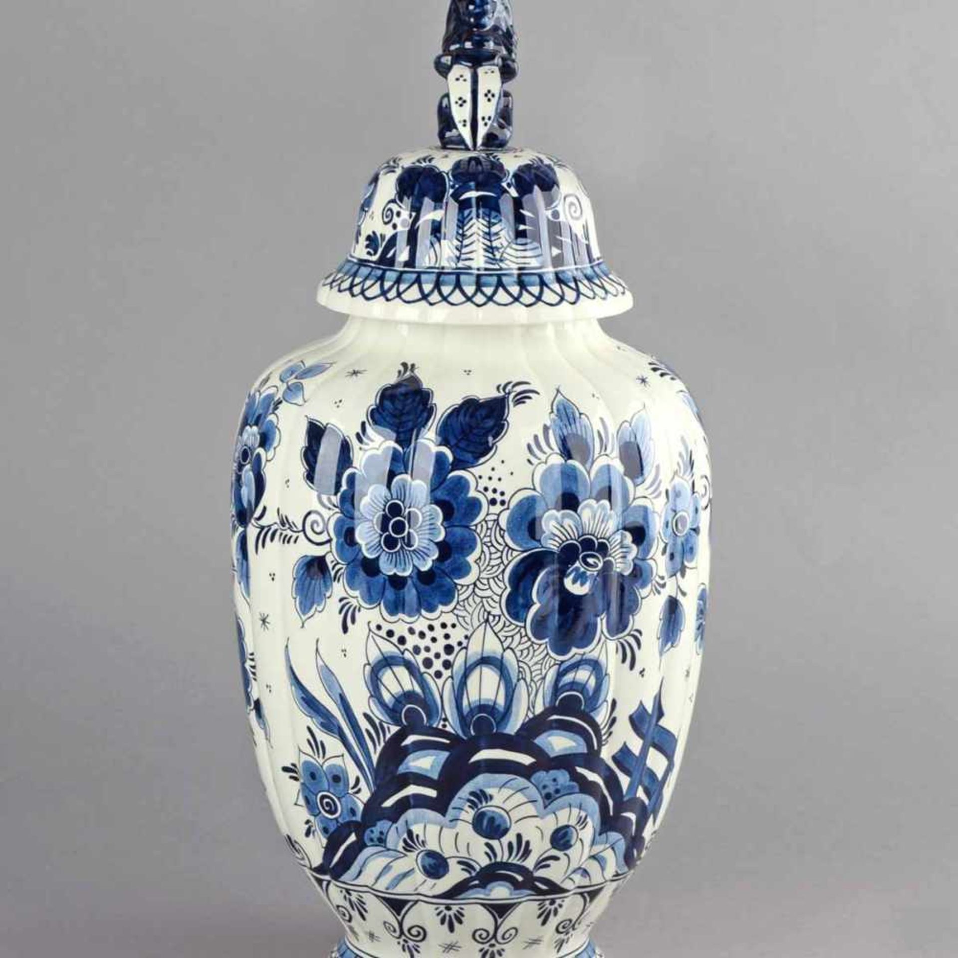 Deckelvase Delft (Pinselmarke), Modellnr. 1373-45, Fayence, cremefarben glasiert, geschulterte