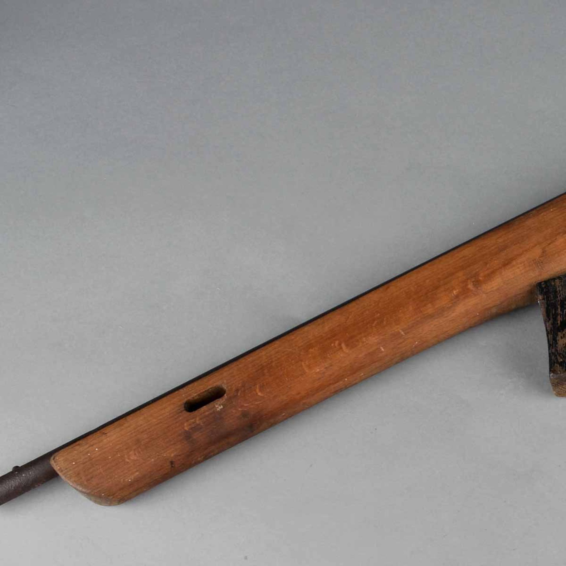 Historisches Übungsgewehr Holz massiv, mit montiertem Metalllauf, für die Übung im Feld und das