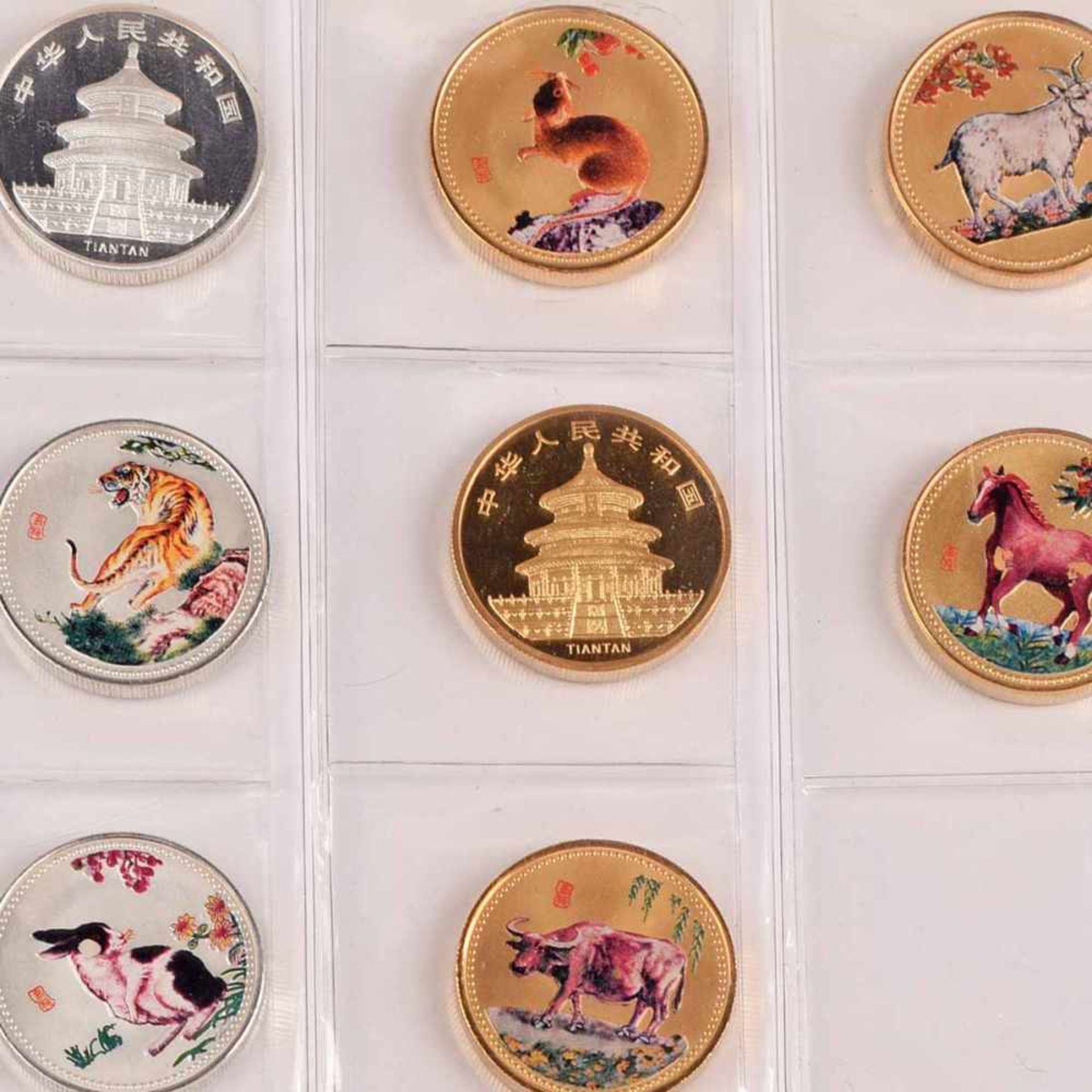 Chinesische Medaillen "Tierkreiszeichen" insg. 10 versch. Ausführungen, 9 x av. Himmelstempel "