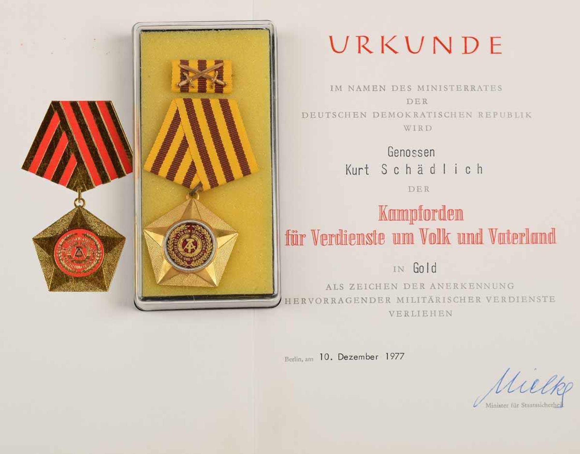 Kampforden für Verdienste um Volk und Vaterland DDR Stufe Gold, im Verleihungsetui mit kleiner - Bild 2 aus 2