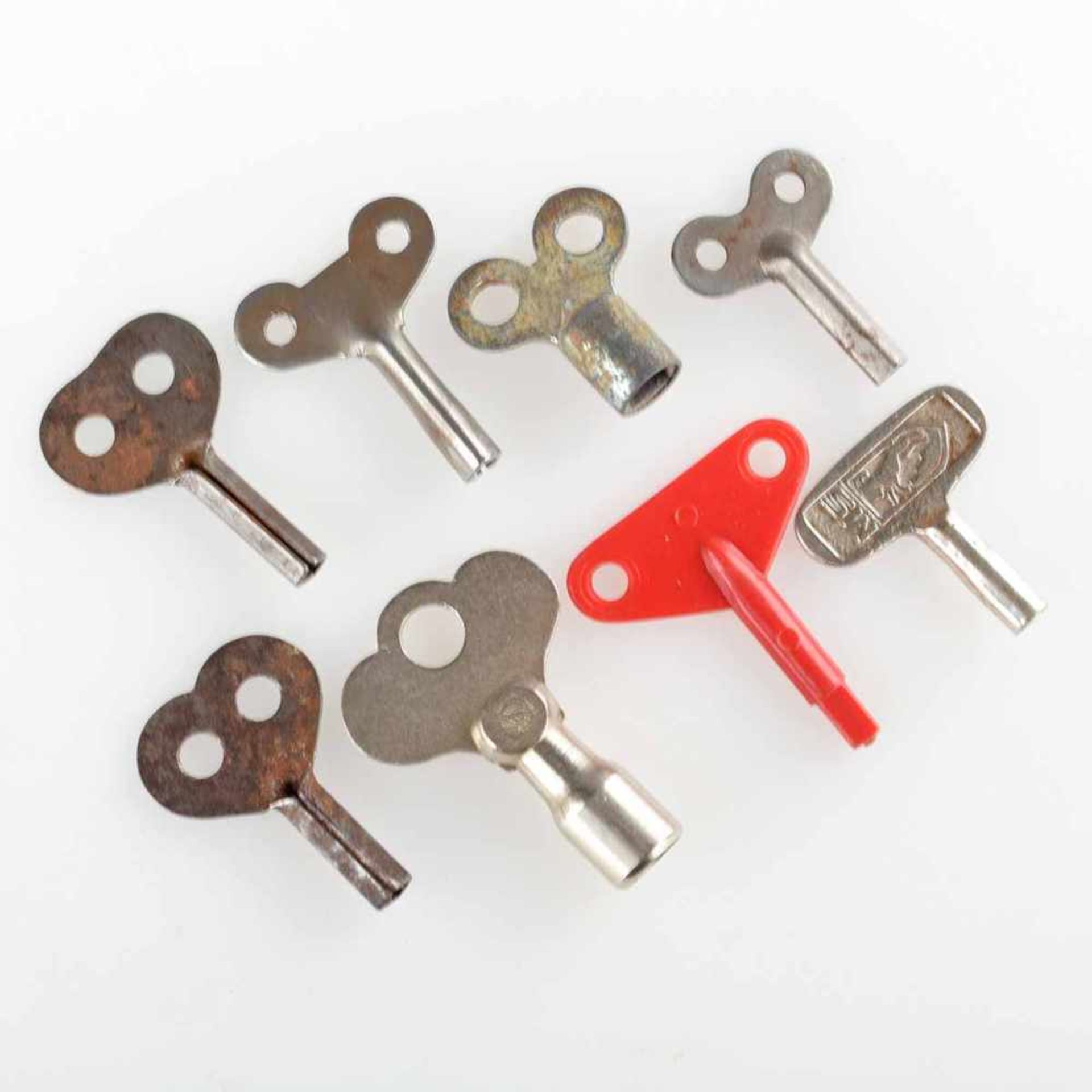 Konvolut Schlüssel für mechanisches Spielzeug, insg. 8 Stück, untersch. Altersspuren - Bild 2 aus 2