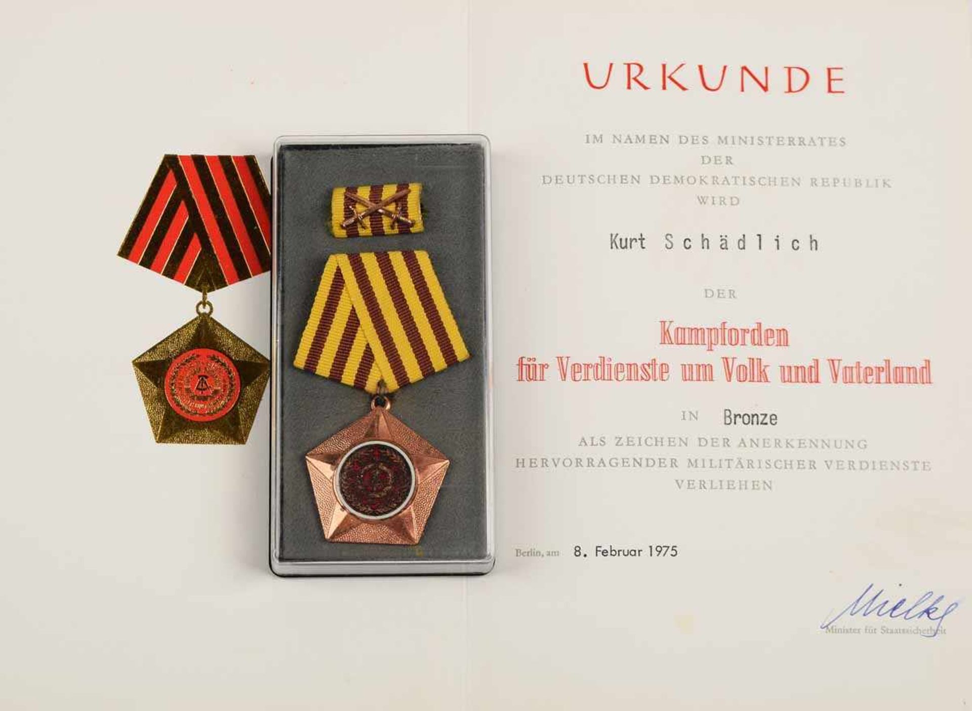 Kampforden für Verdienste um Volk und Vaterland DDR Stufe Bronze, im Verleihungsetui mit kleiner - Bild 2 aus 2