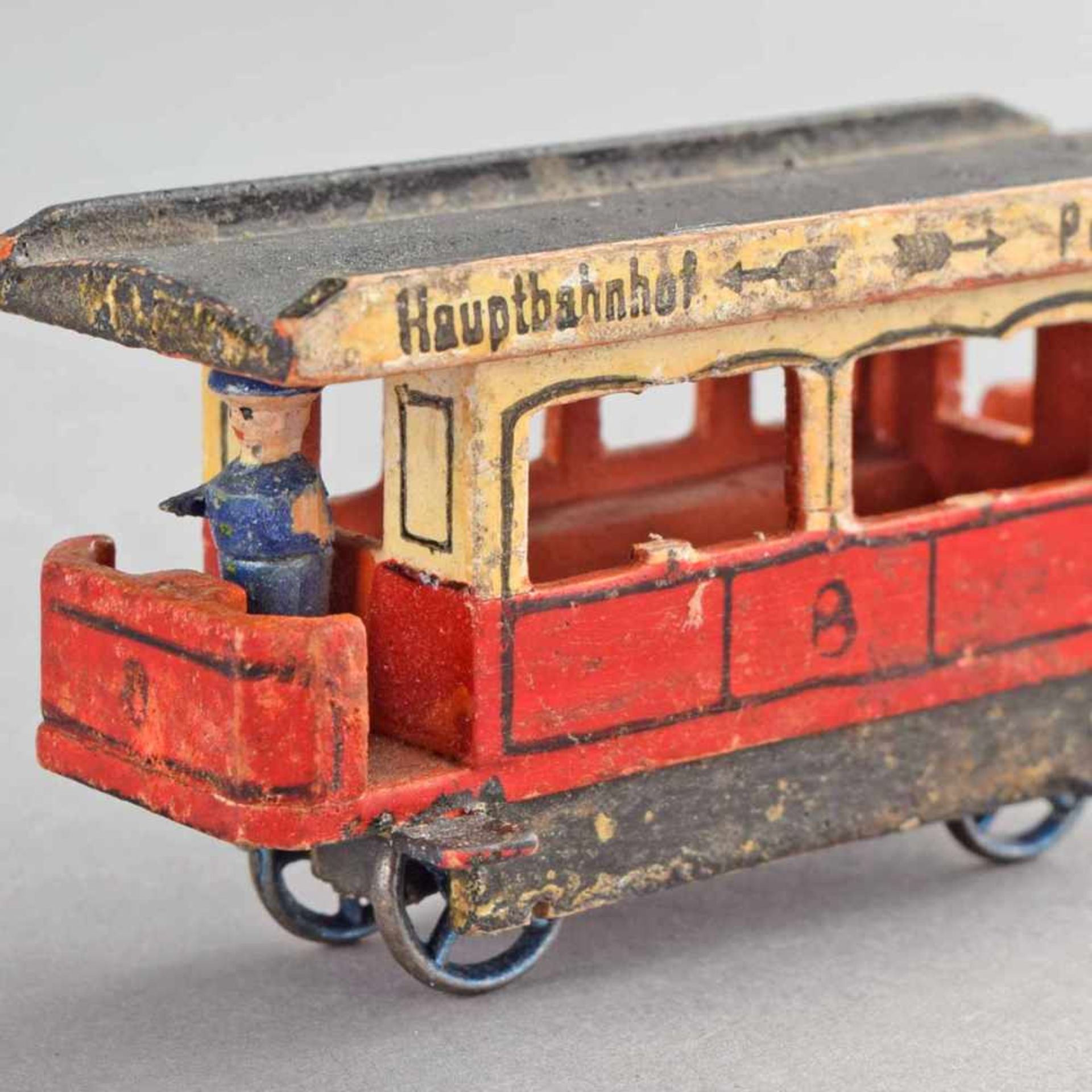 Miniaturmodell Holz, farbig gestaltet, Straßenbahn mit Zinnrädern, Altersspuren und kleinere Besch.,