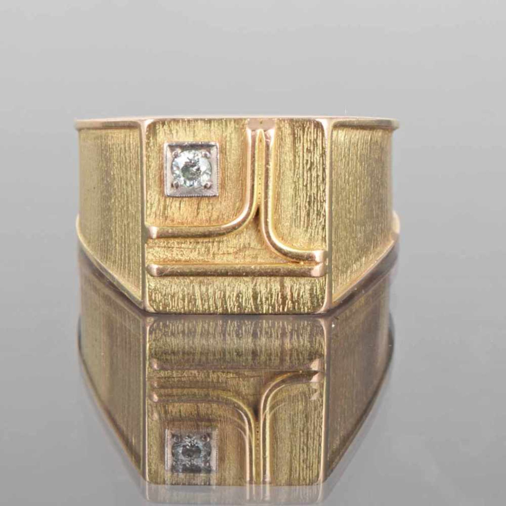 Herrenring GG 585 geprüft, im flachen vierseitigen Ringkopf mit aufgebrachten Goldstäben außermittig - Bild 3 aus 3