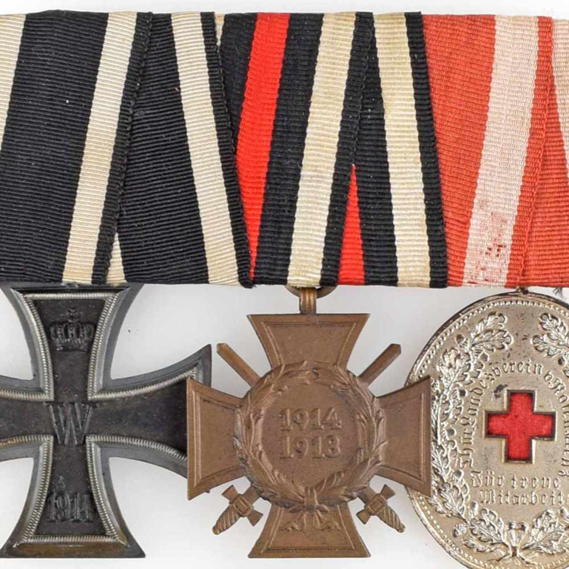 Bandspange mit Auszeichnungen I. WK dreiteilig: 1 x Eisernes Kreuz II. Klasse 1914, 1 x