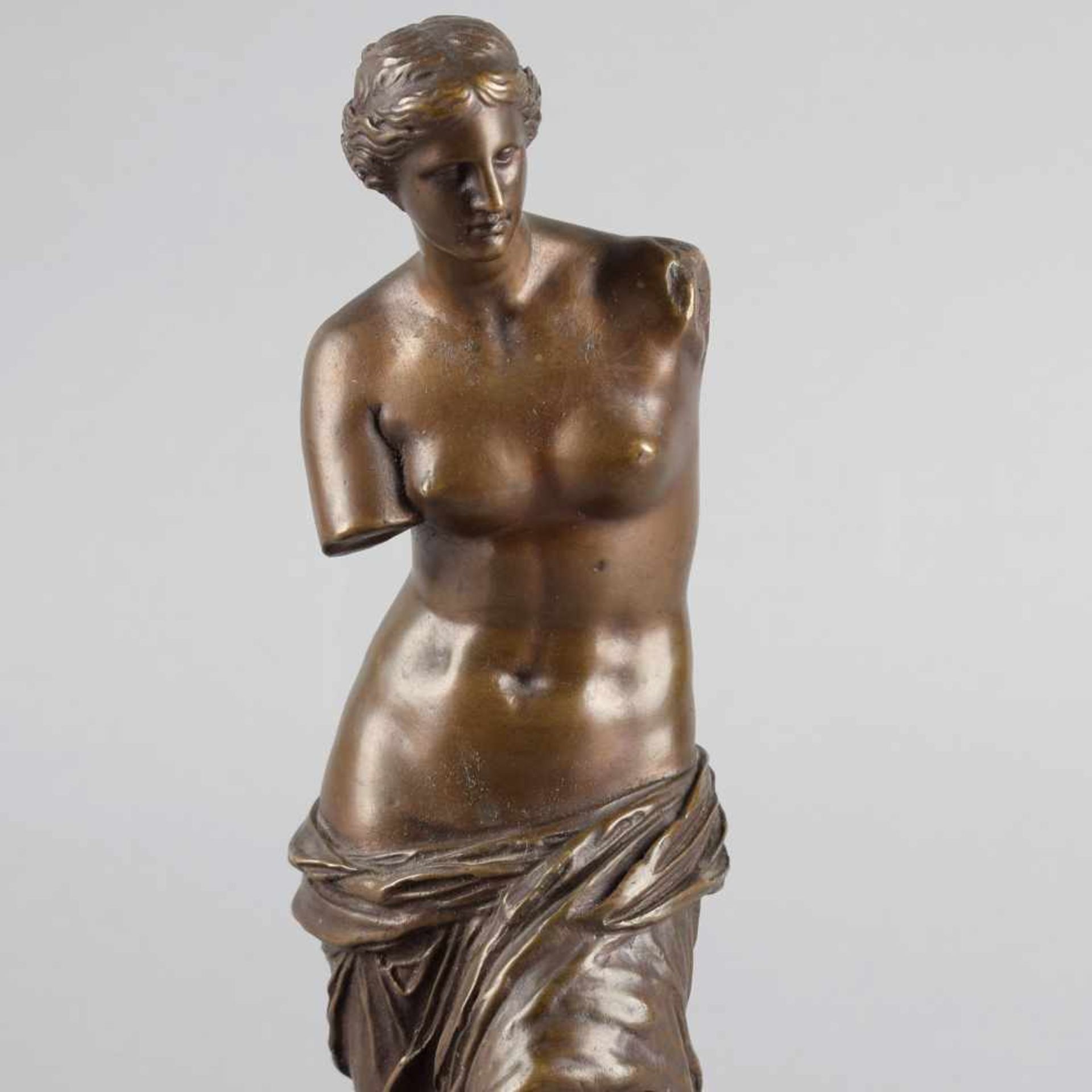 Venus von Milo Bronze, goldbraun patiniert, Nachbildung des bekannten Venusstandbildes im Halbakt,