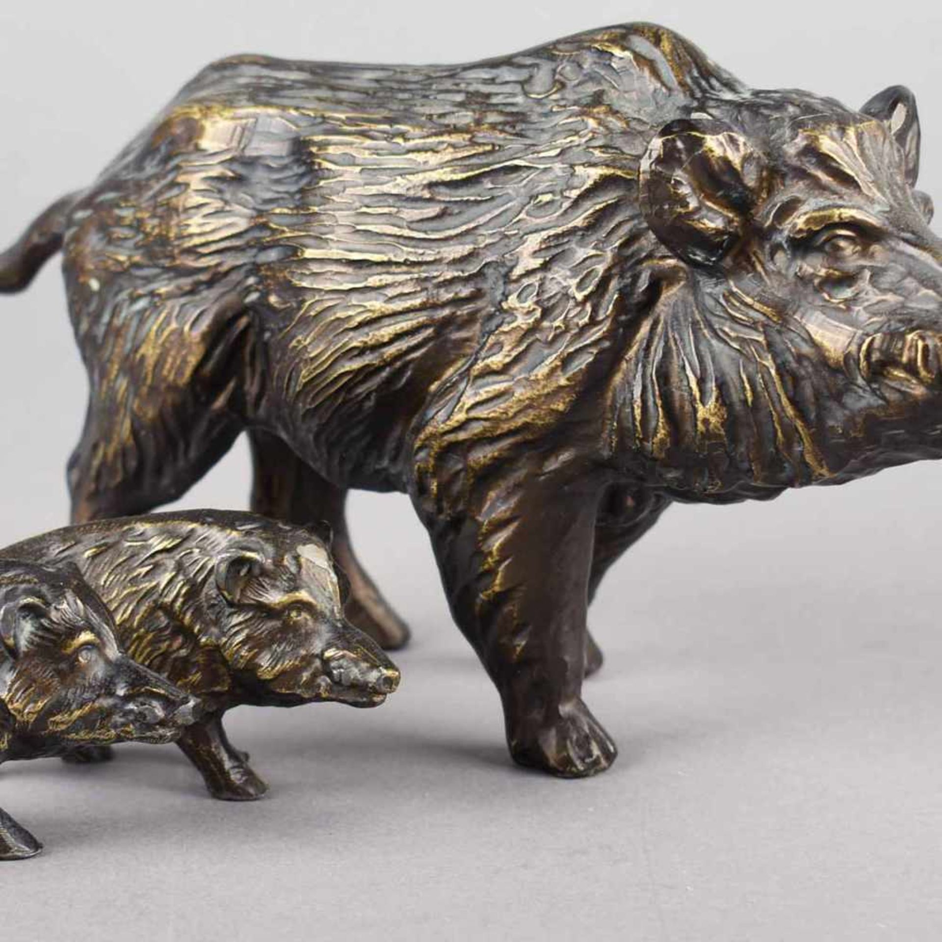 Wildschweingruppe Weißguss bronziert, Bache mit zwei Frischlingen, in naturalistischer Darstellung