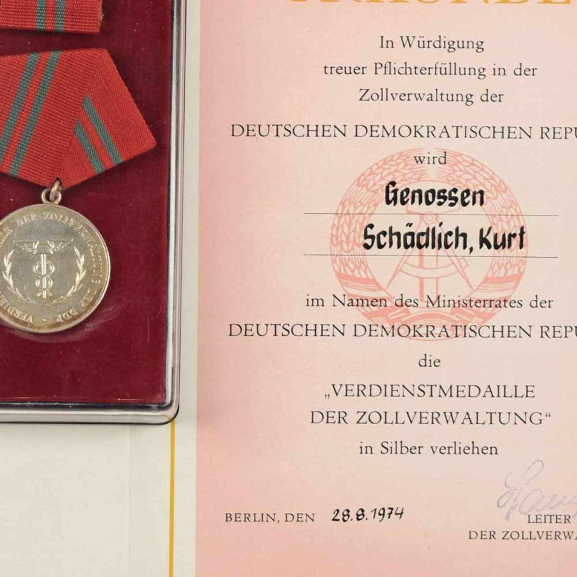 Verdienstmedaille der Zollverwaltung DDR Stufe Silber, in Verleihungsschachtel mit kleiner