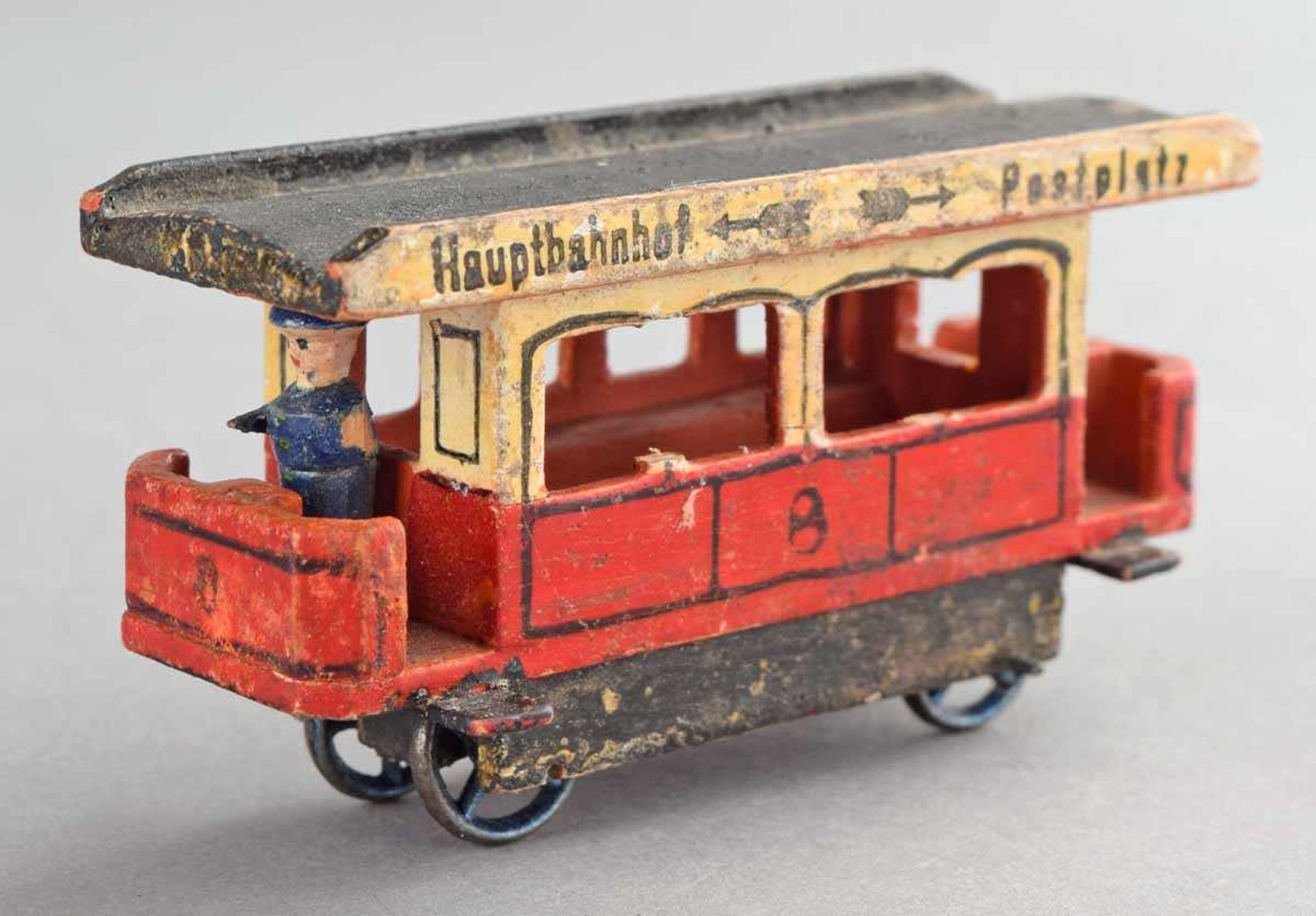 Miniaturmodell Holz, farbig gestaltet, Straßenbahn mit Zinnrädern, Altersspuren und kleinere Besch., - Bild 2 aus 3