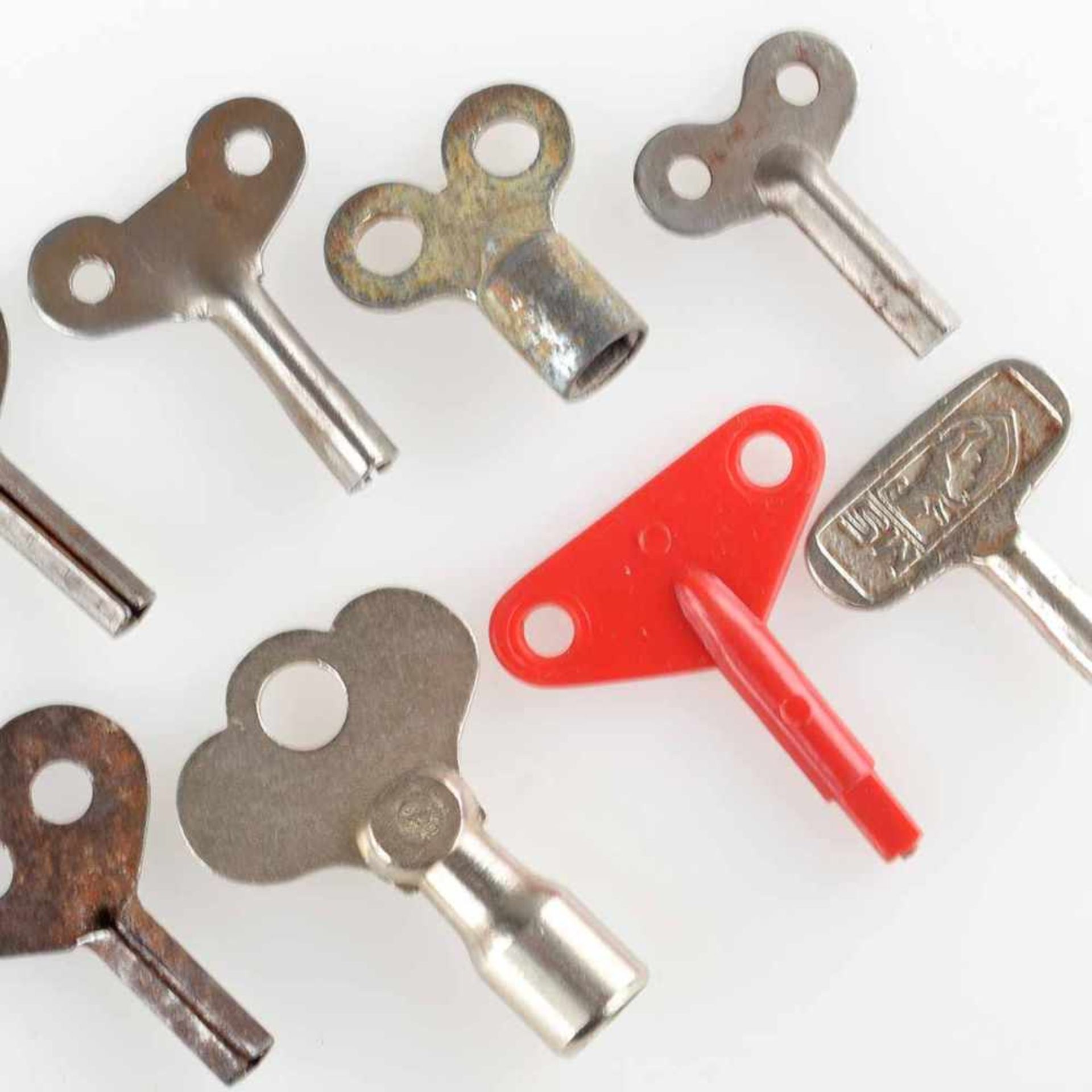 Konvolut Schlüssel für mechanisches Spielzeug, insg. 8 Stück, untersch. Altersspuren