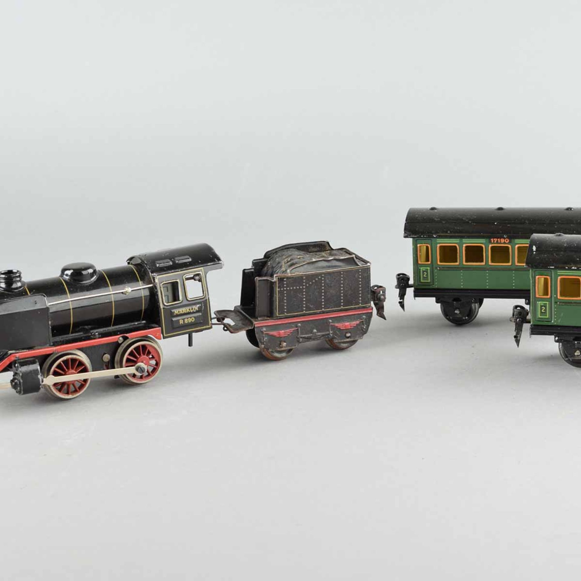 Dampflokomotive und Anhänger Hersteller: Märklin, Nr. R890, Federwerk, mit Schlepptender, dazu 2