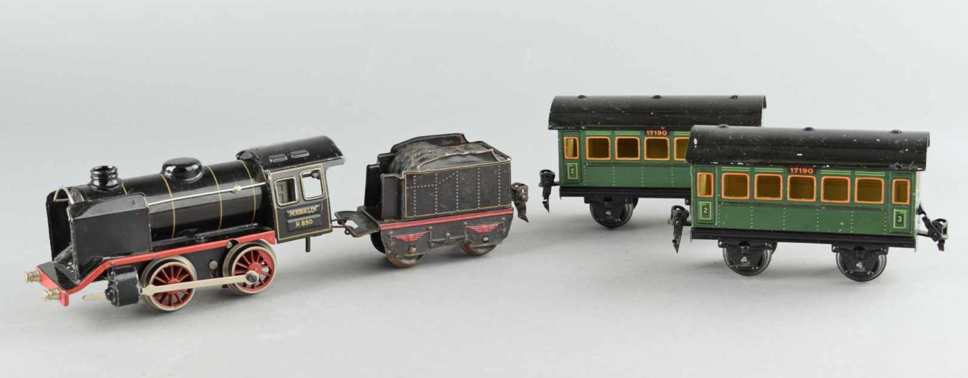Dampflokomotive und Anhänger Hersteller: Märklin, Nr. R890, Federwerk, mit Schlepptender, dazu 2 - Bild 2 aus 2