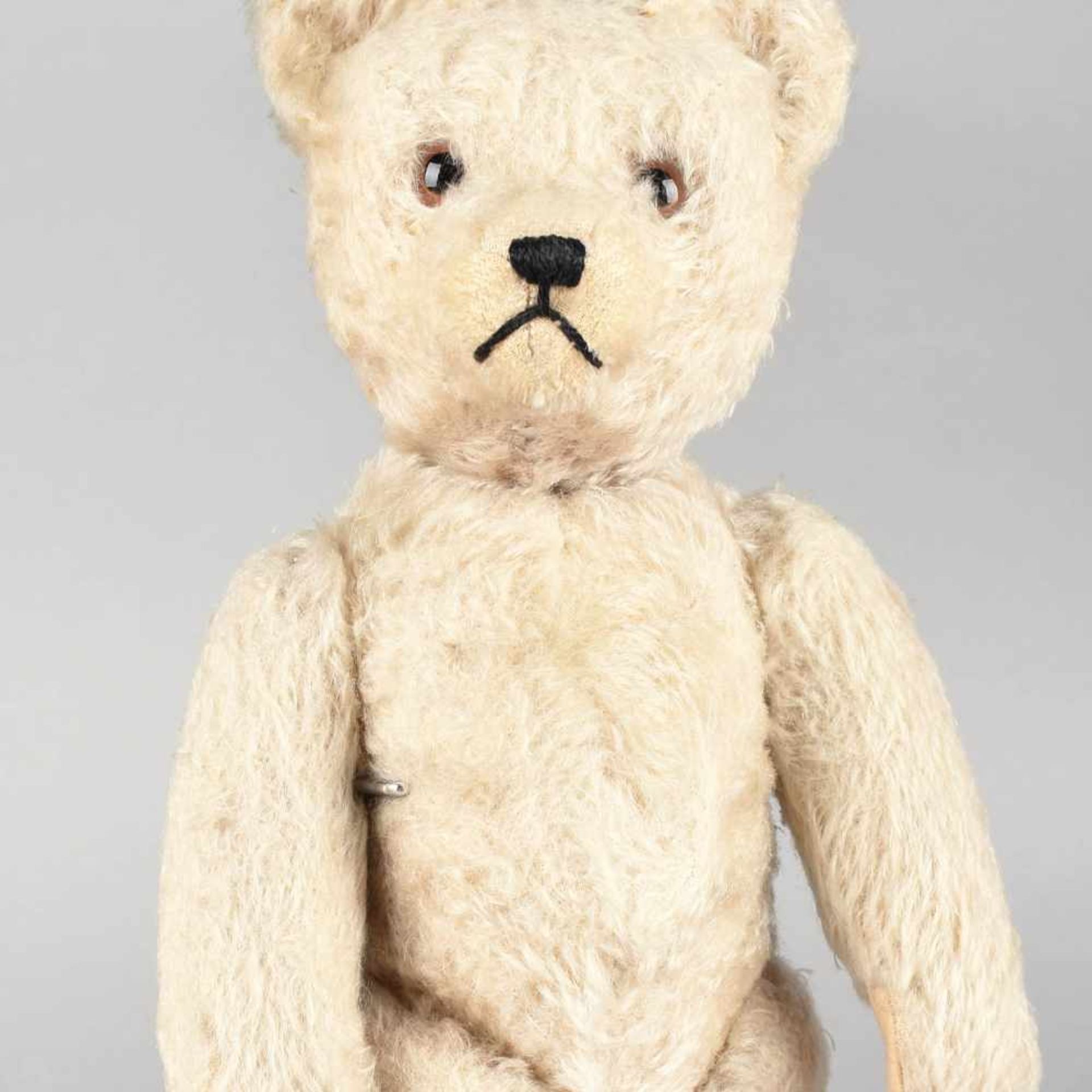 Teddybär Hersteller: Steiff, helles Mohairfell, Körper strohgefüllt, Glasaugen, gestickte Schnauze