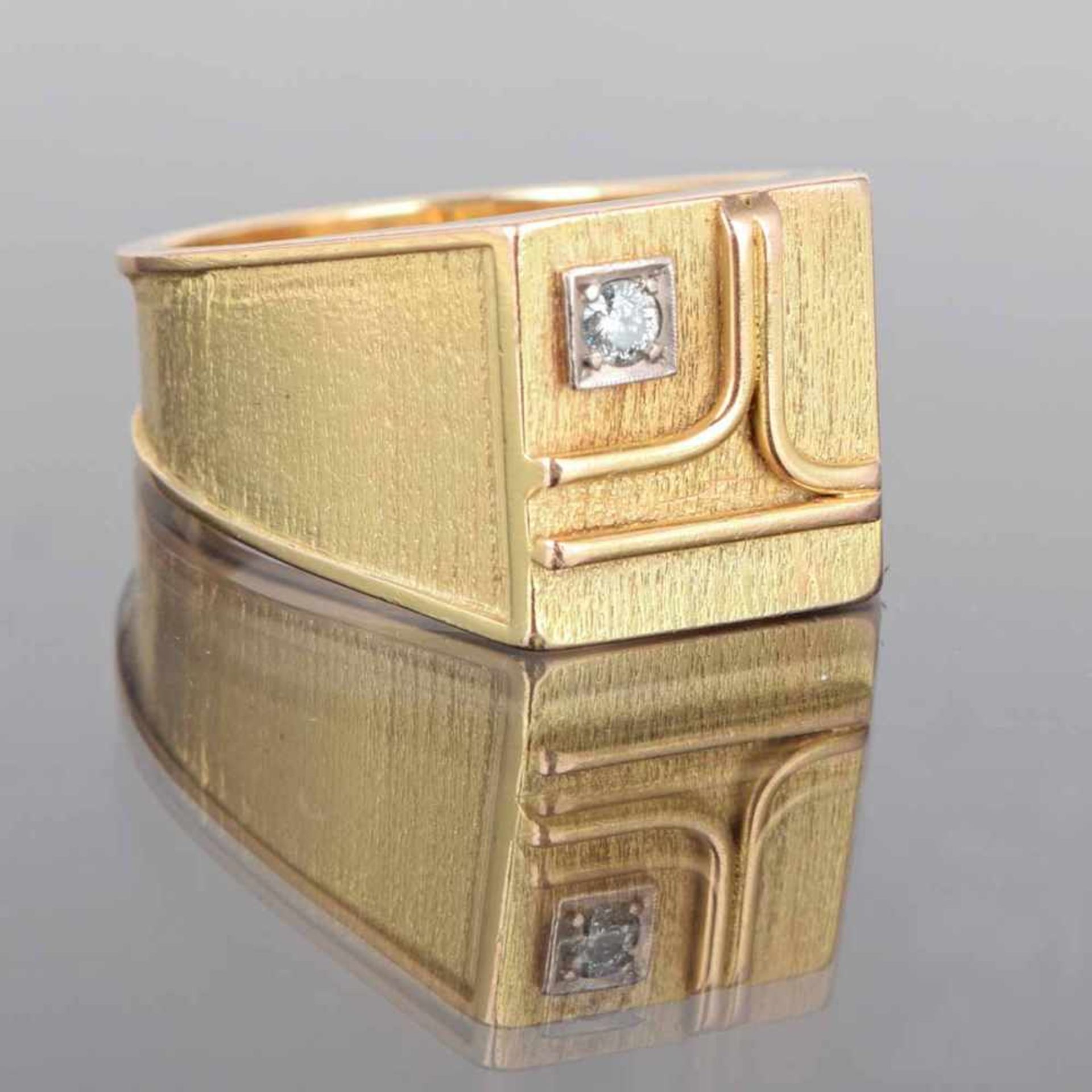 Herrenring GG 585 geprüft, im flachen vierseitigen Ringkopf mit aufgebrachten Goldstäben außermittig - Bild 2 aus 3