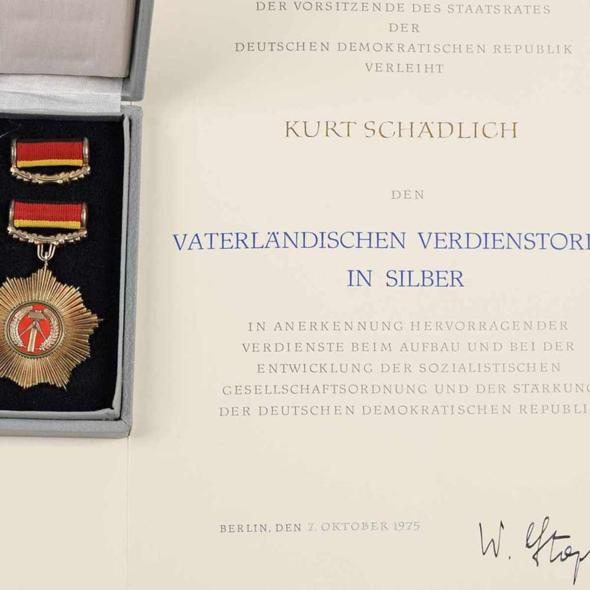 Vaterländischer Verdienstorden DDR Stufe Silber, im Verleihungsetui an kleiner Bandspange,