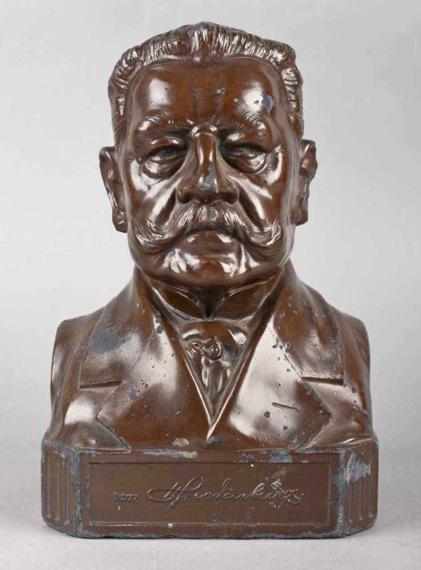 Porträtbüste Pressgraphit bronziert, Schulterstück des Reichspräsidenten Paul von Hindenburg (1847- - Bild 2 aus 2