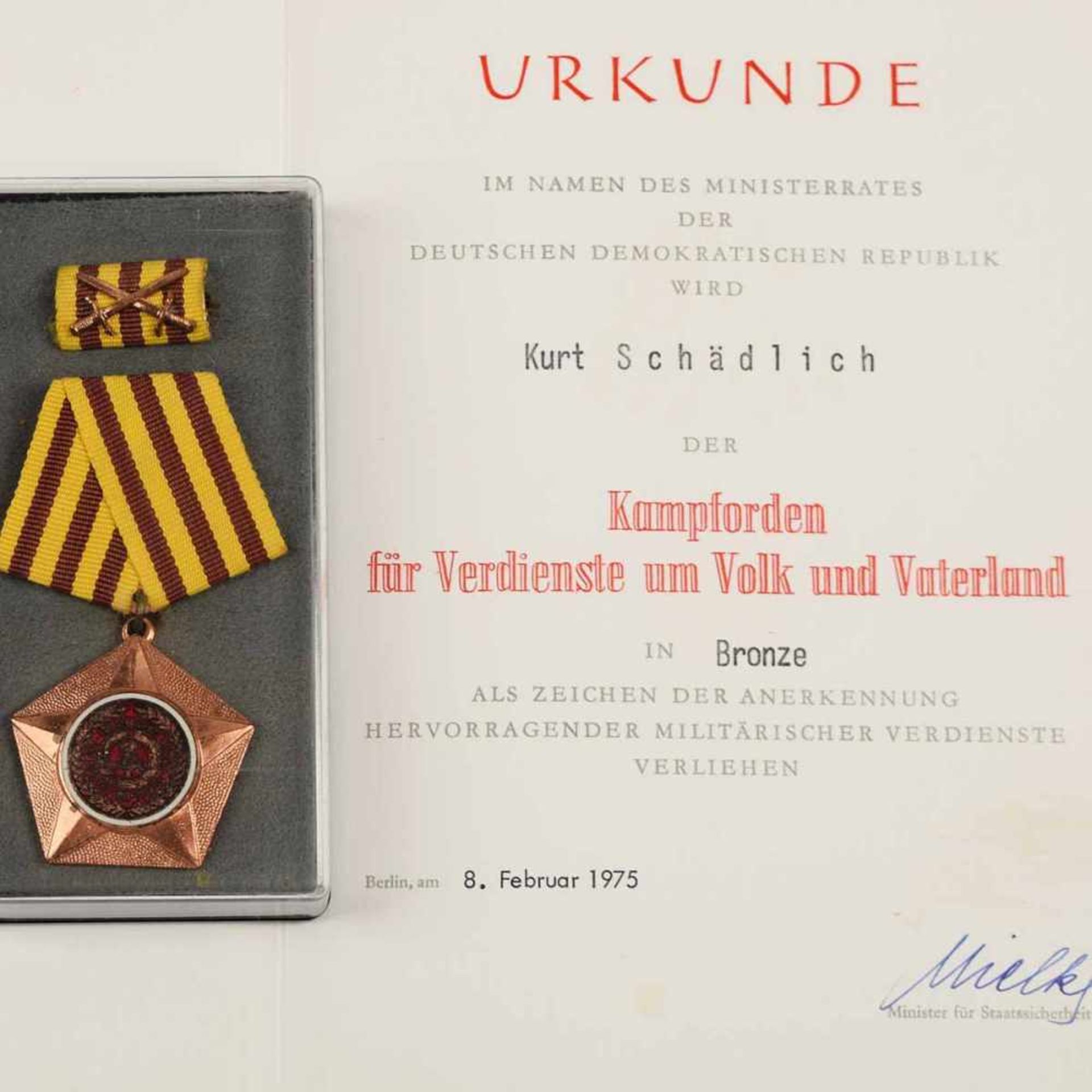 Kampforden für Verdienste um Volk und Vaterland DDR Stufe Bronze, im Verleihungsetui mit kleiner