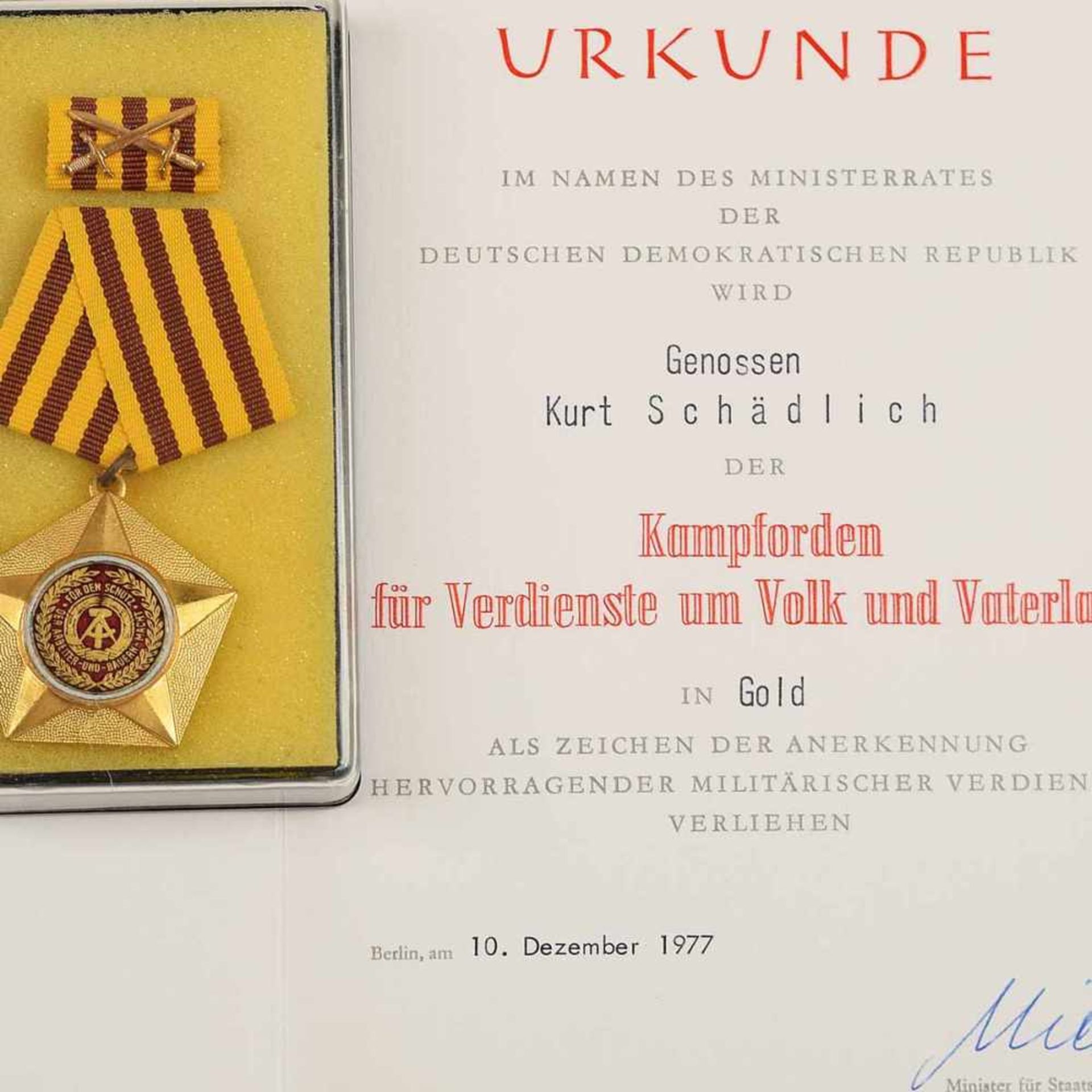 Kampforden für Verdienste um Volk und Vaterland DDR Stufe Gold, im Verleihungsetui mit kleiner