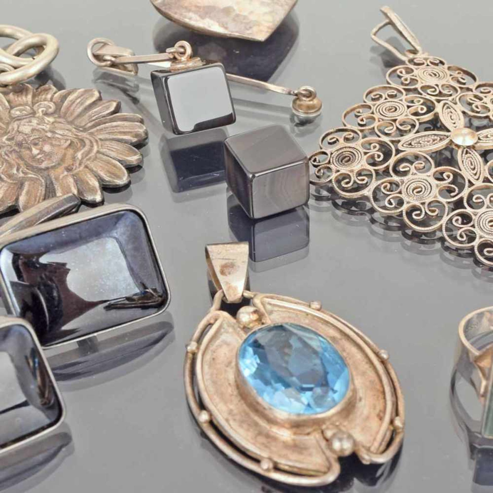 Konvolut Silberschmuck Silber 835, 800 und Versilbertes, dabei 3 Anhänger u.a. in Herz- und