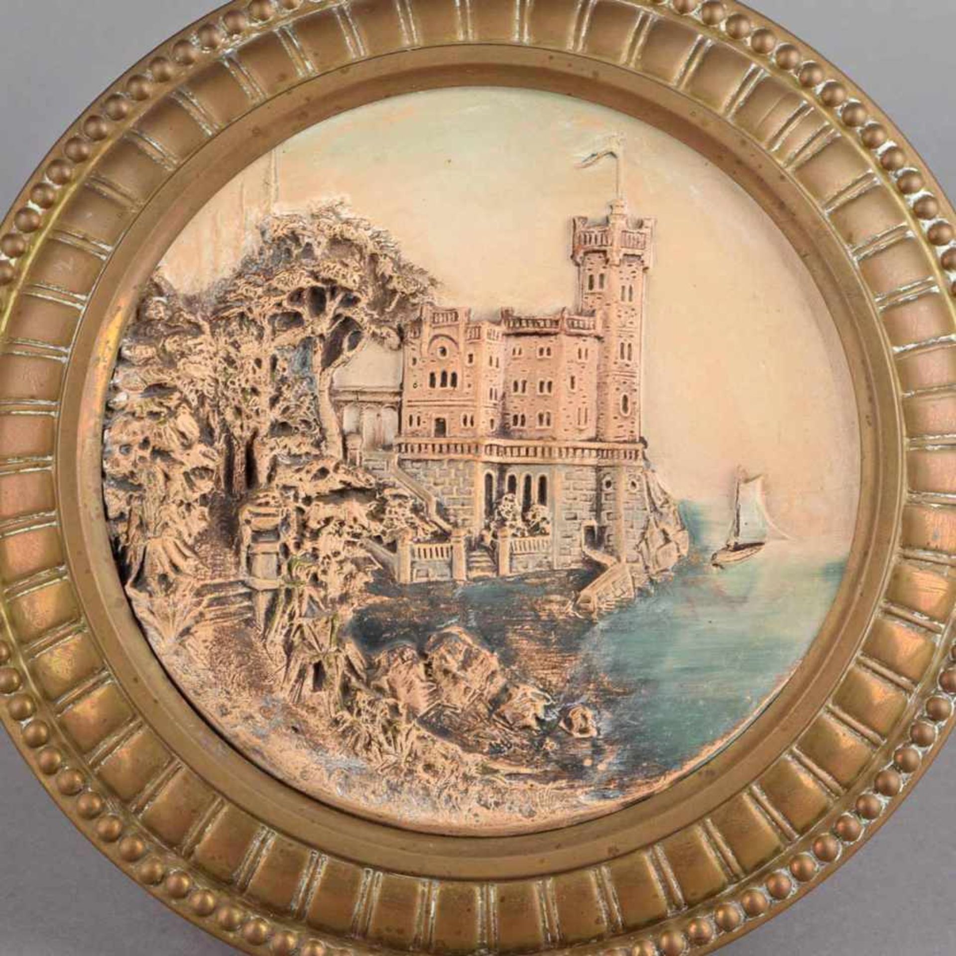Historismus-Wandteller reliefplastische Darstellung Schloss Miramare an der Adria, beigefarbener