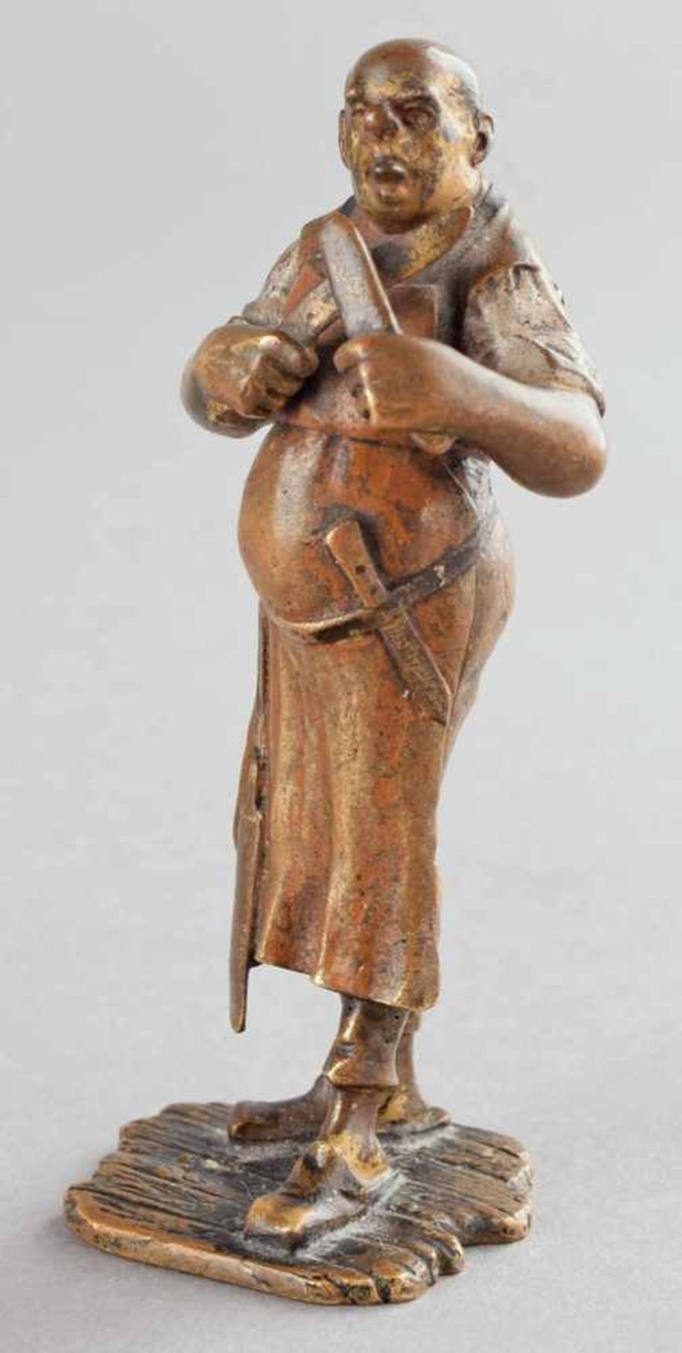 Wiener Bronze Standfigur eines Fleischers mit langer Schürze zwei Messer schärfend, mehrfarbige - Bild 3 aus 4